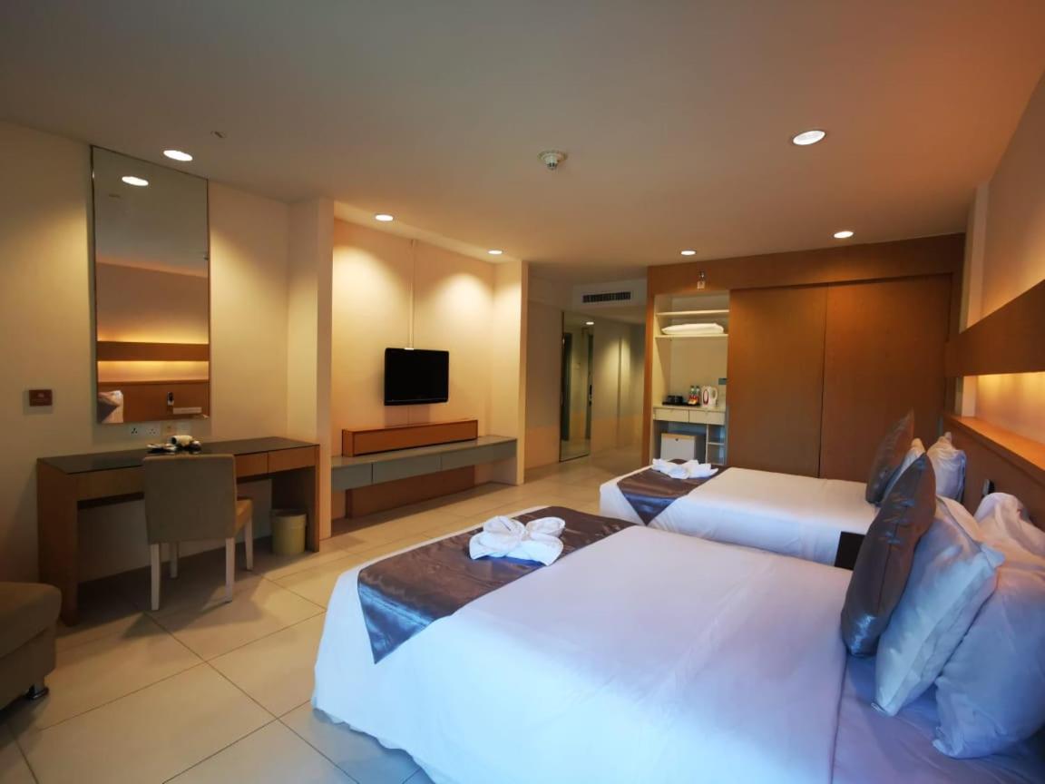 Double or Twin Room with Partial Sea View - Photo 6