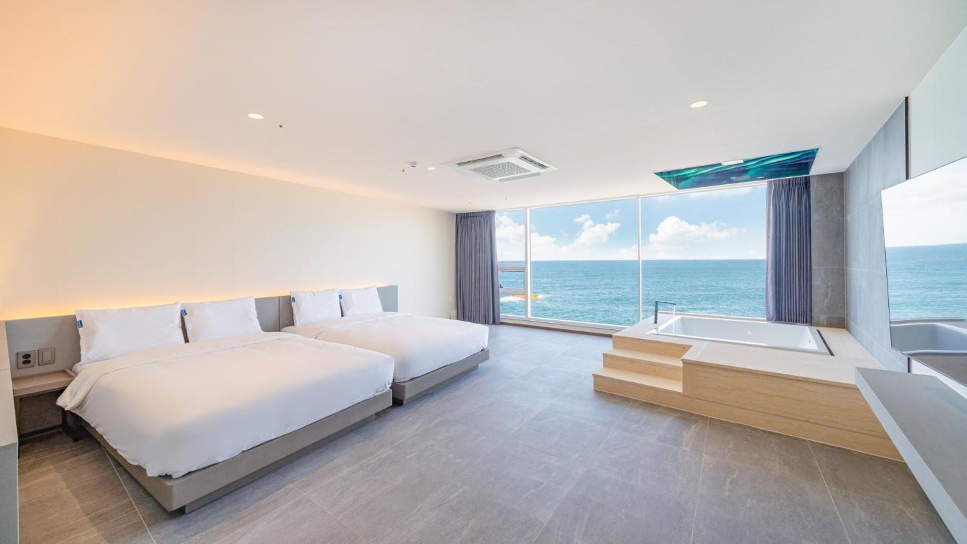 Deluxe Double Room with Bath - Photo 1