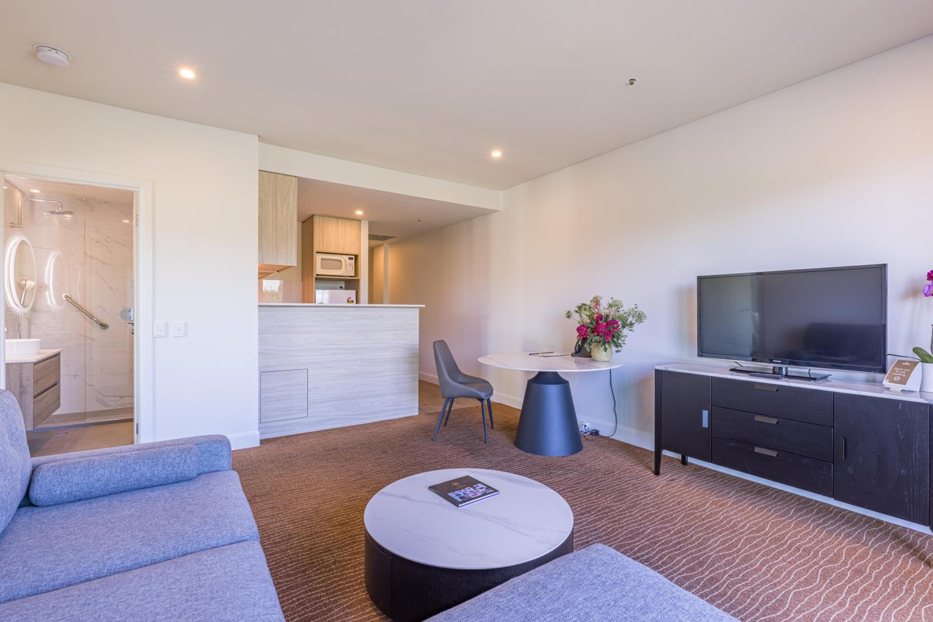 Executive One-Bedroom Apartment - Photo 20