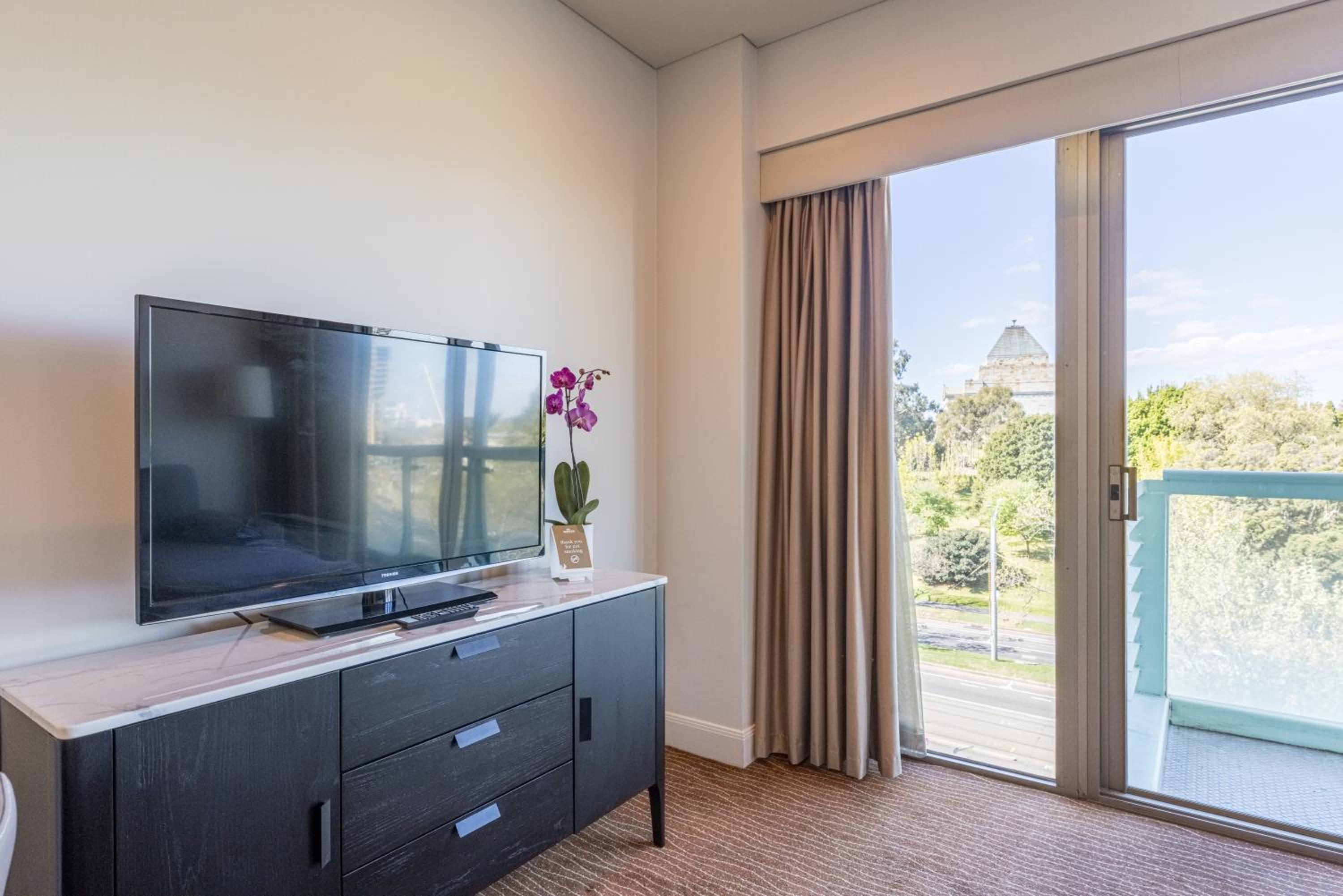 Executive One-Bedroom Apartment - Photo 19