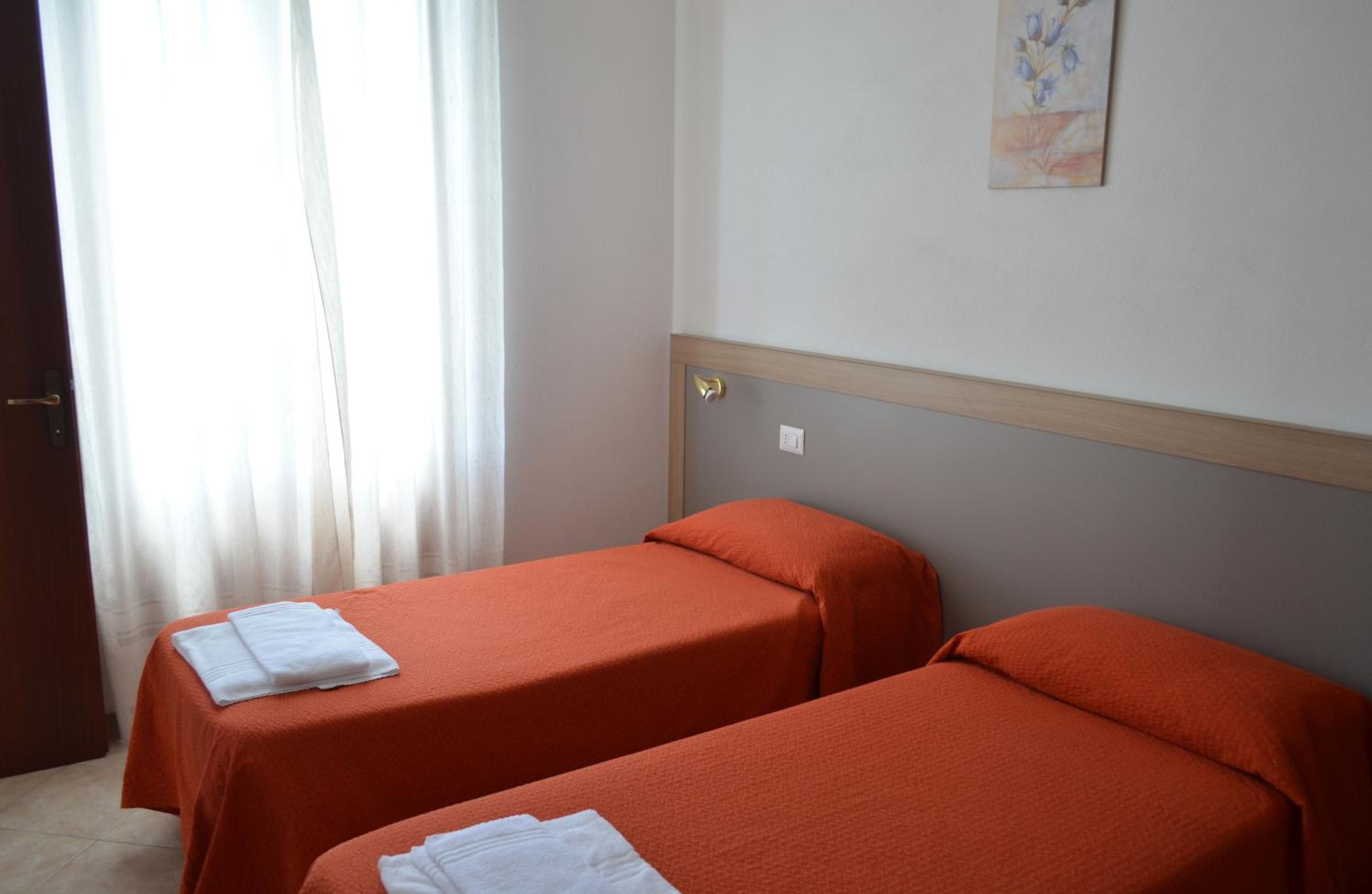 Quadruple Room - Photo 9