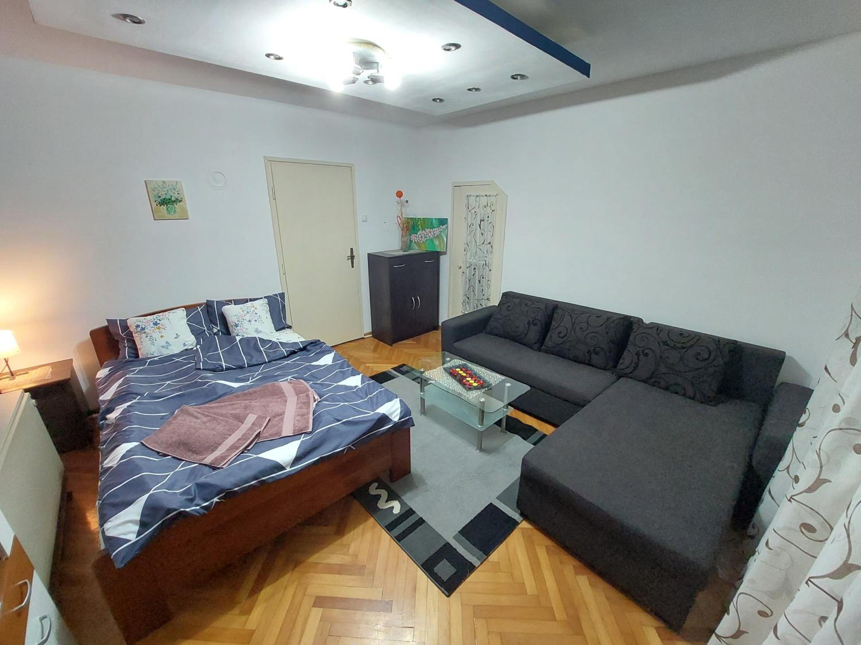 One-Bedroom Apartment photo 1
