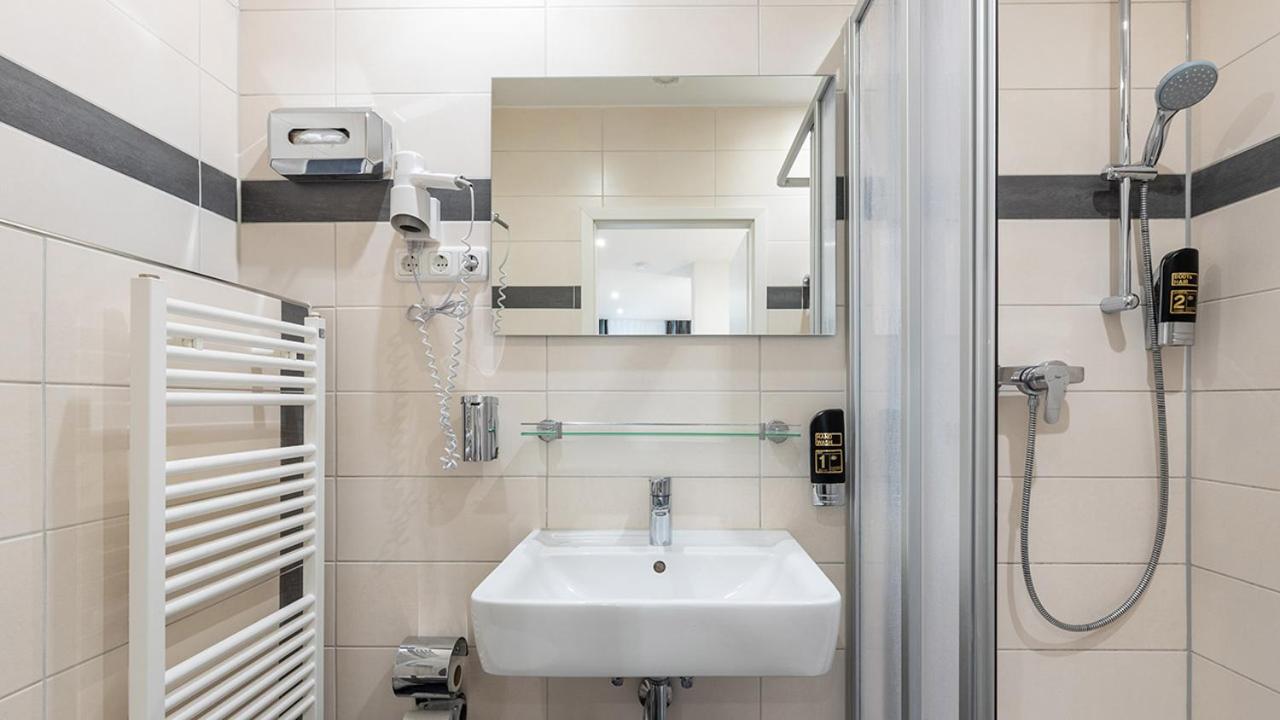 Standard Twin Room - Photo 6