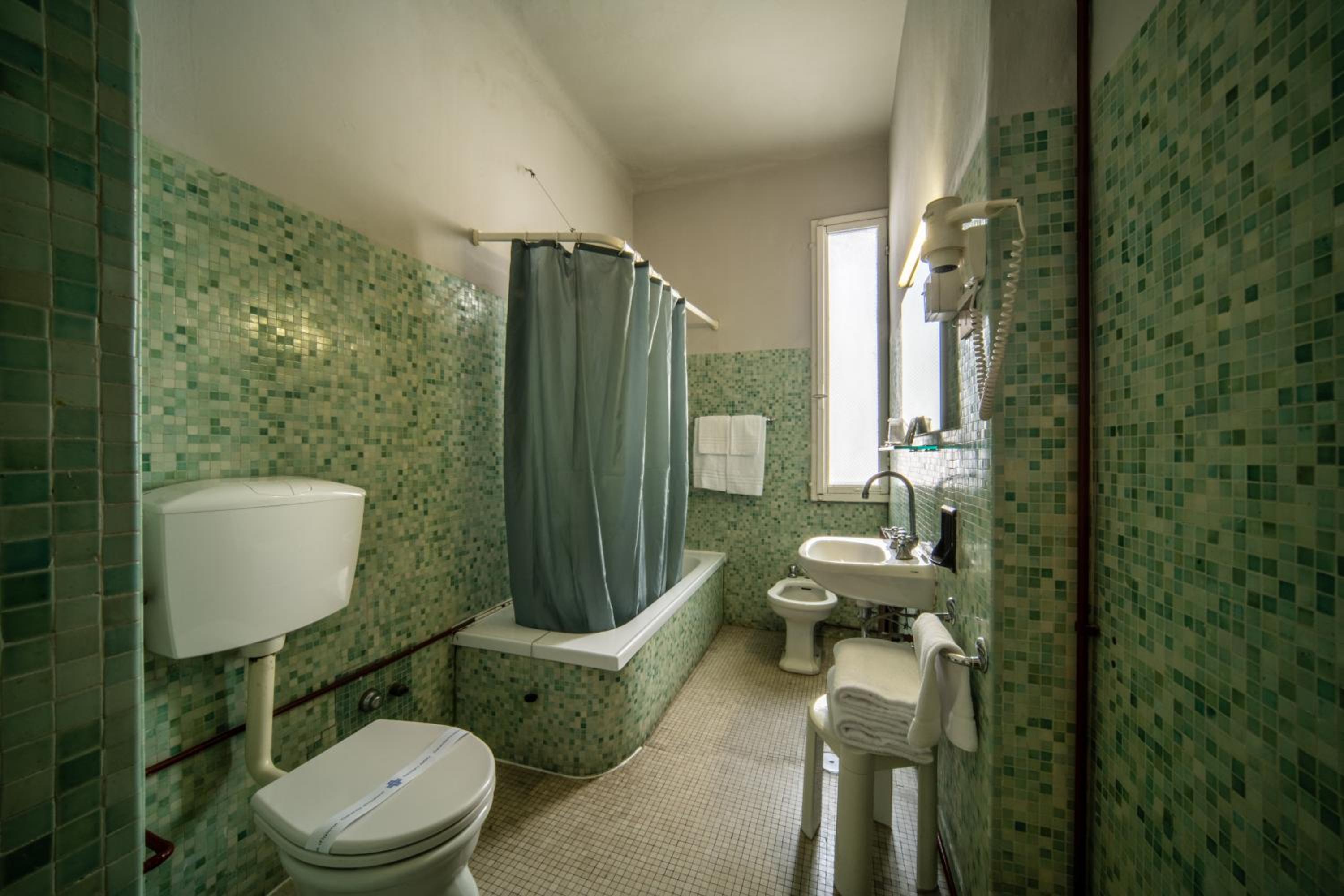 Classic Double or Twin Room with River View - Photo 8