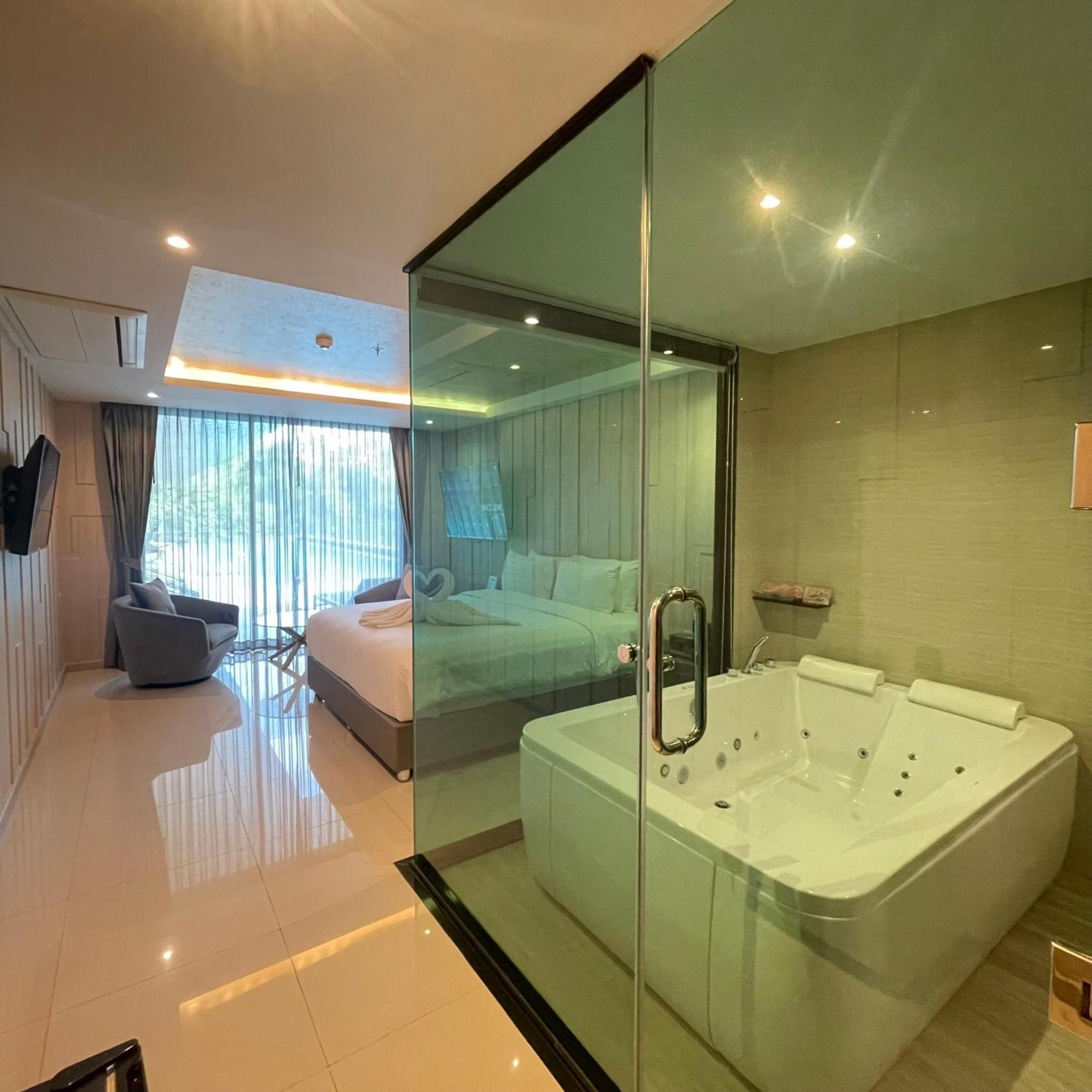 King Suite with Pool View photo 3