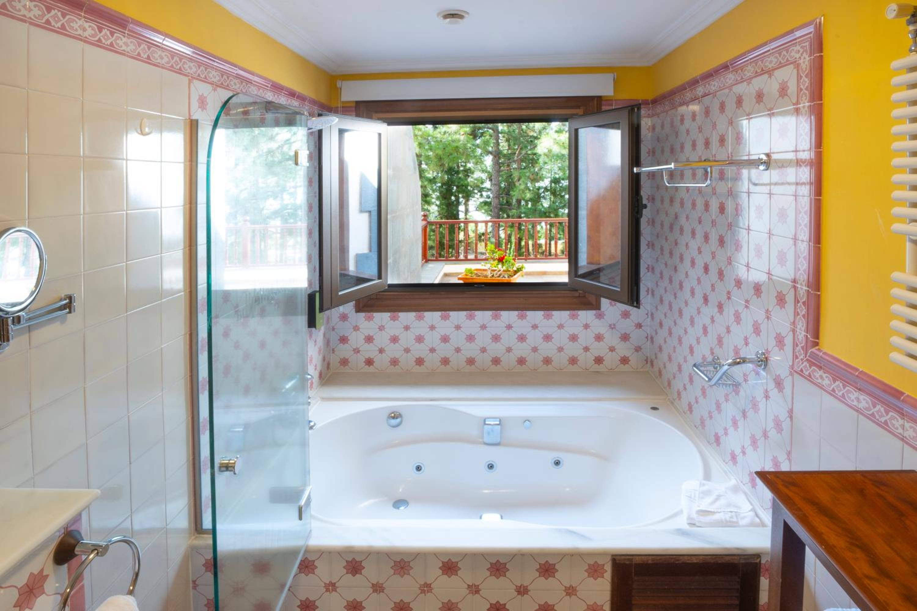 Suite con Bañera de Hidromasaje y Terraza
