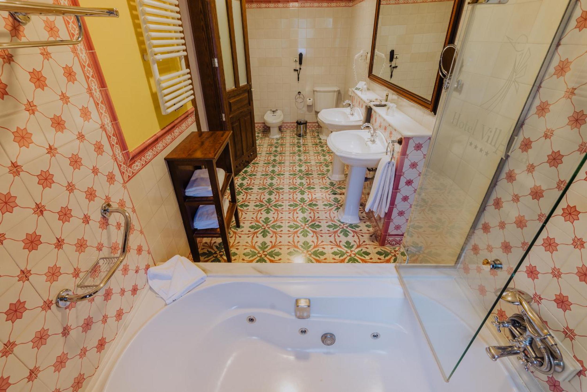 Suite with Spa Bath photo 3