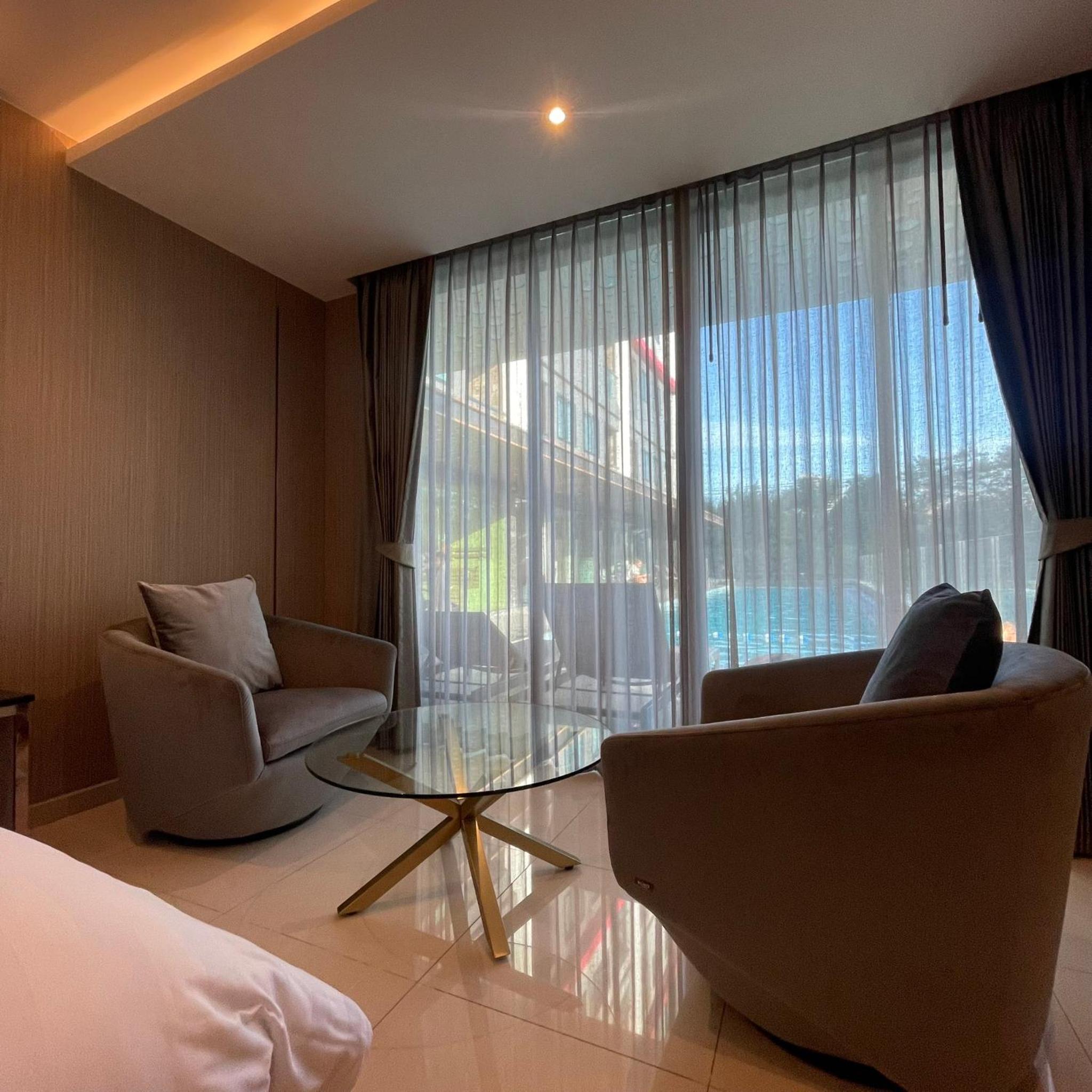 King Suite with Pool View photo 3