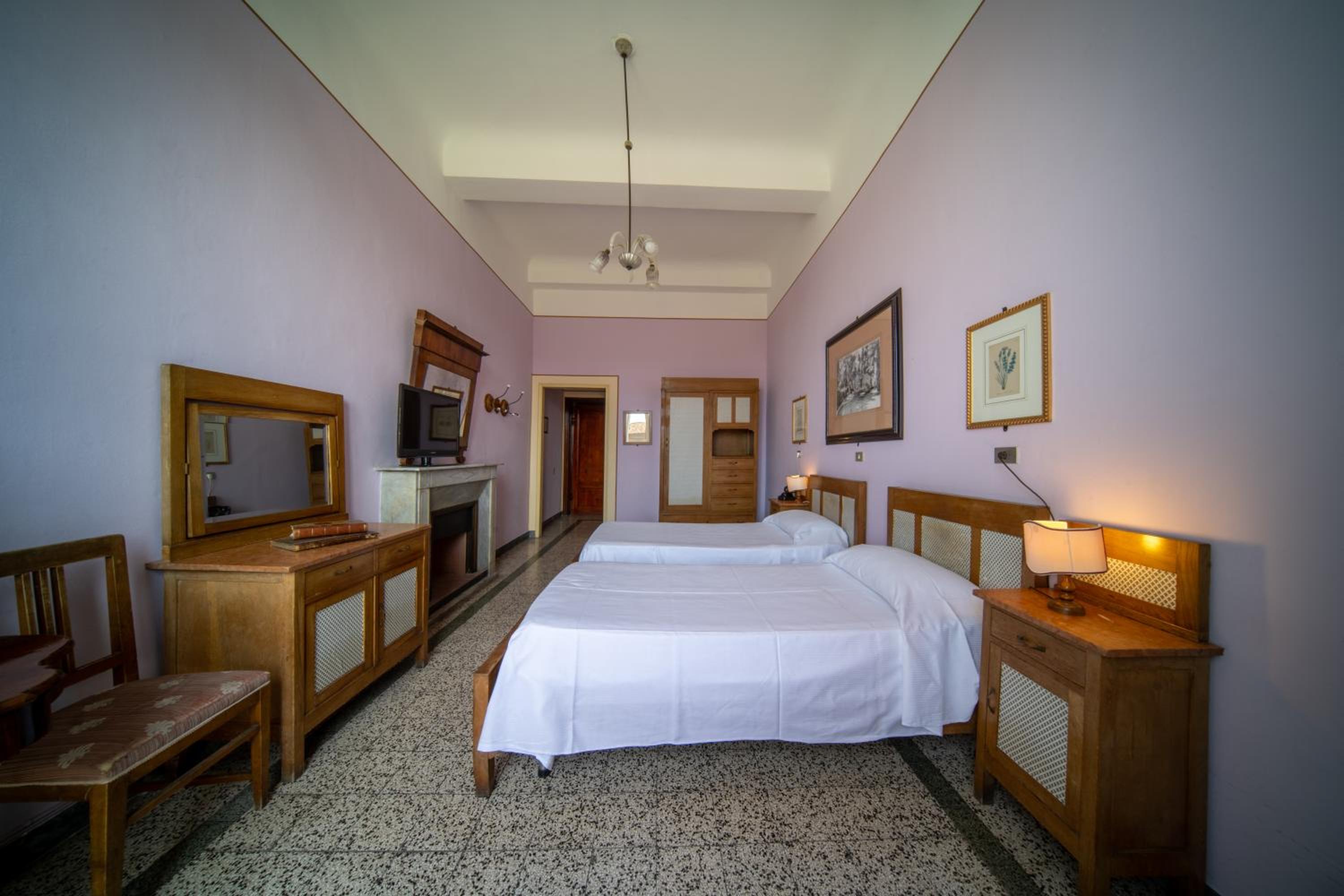 Classic Double or Twin Room with River View - Photo 10