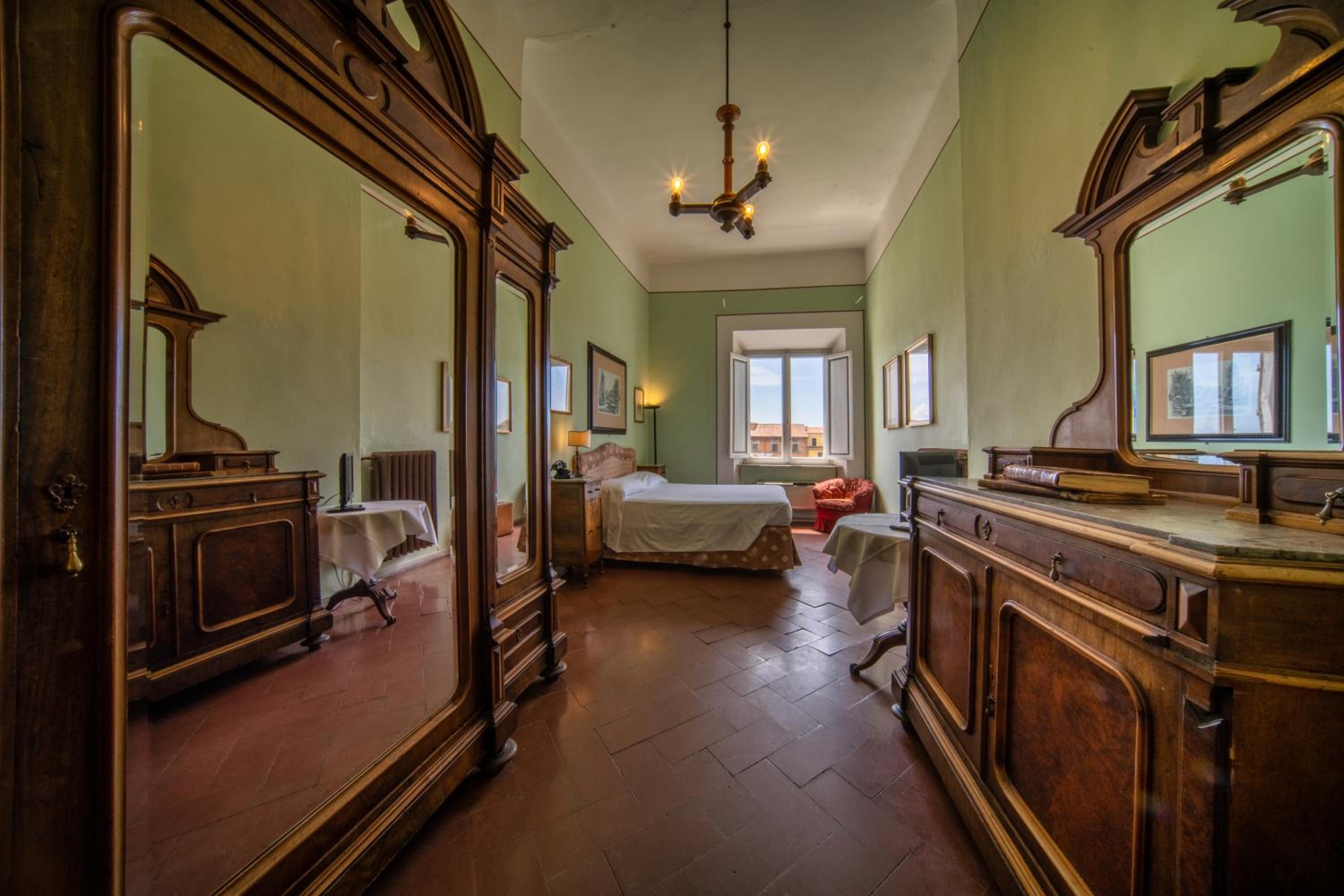 Classic Double or Twin Room with River View - Photo 9
