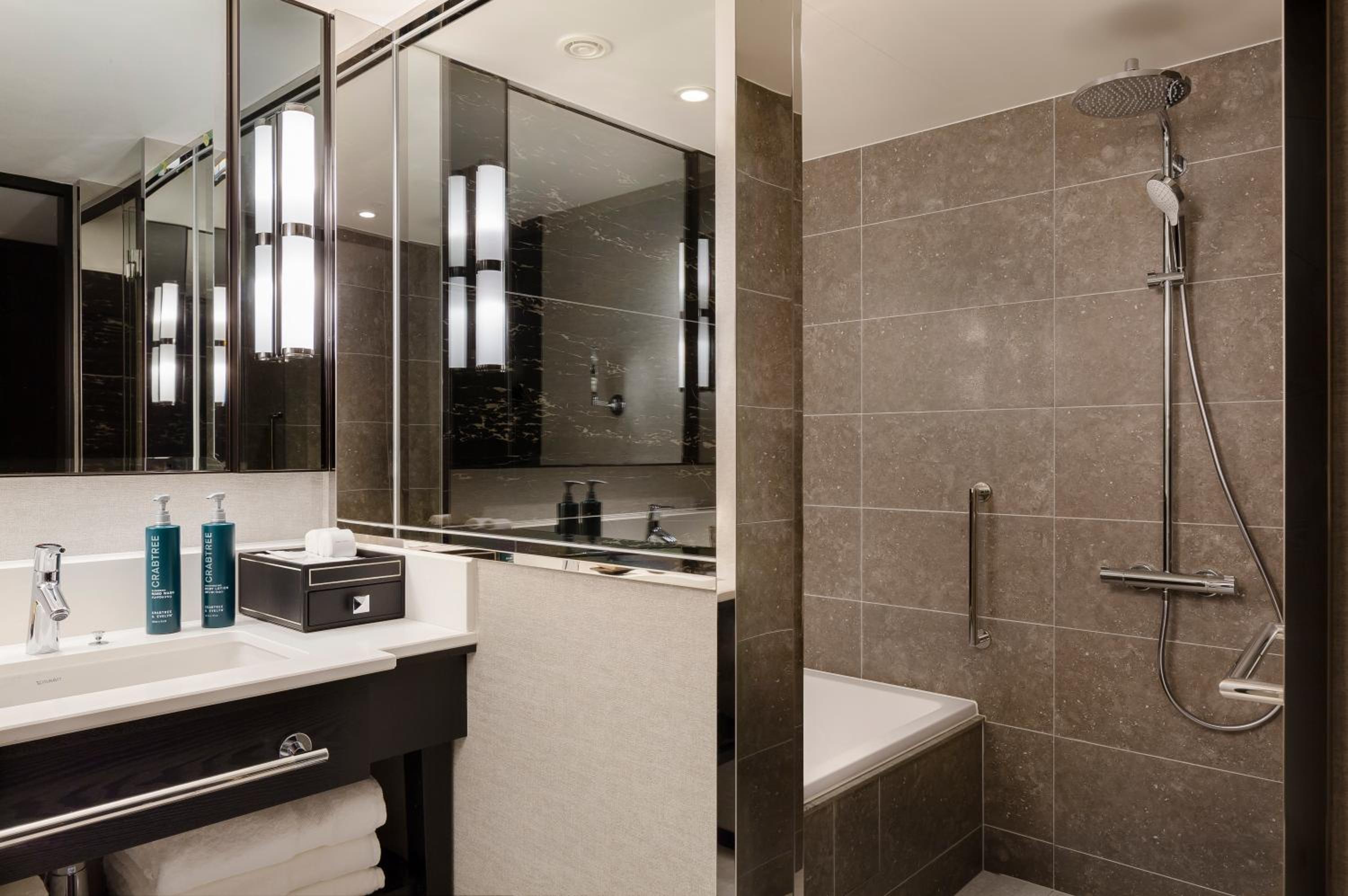 Premium King Room - Photo 10