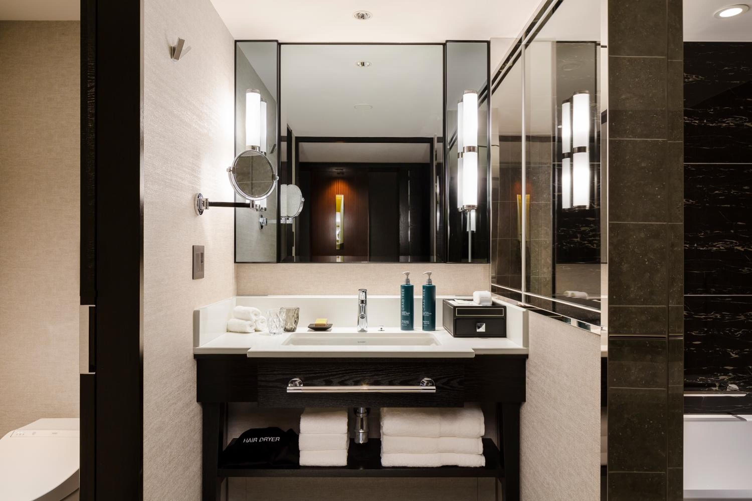 Premium King Room - Photo 11