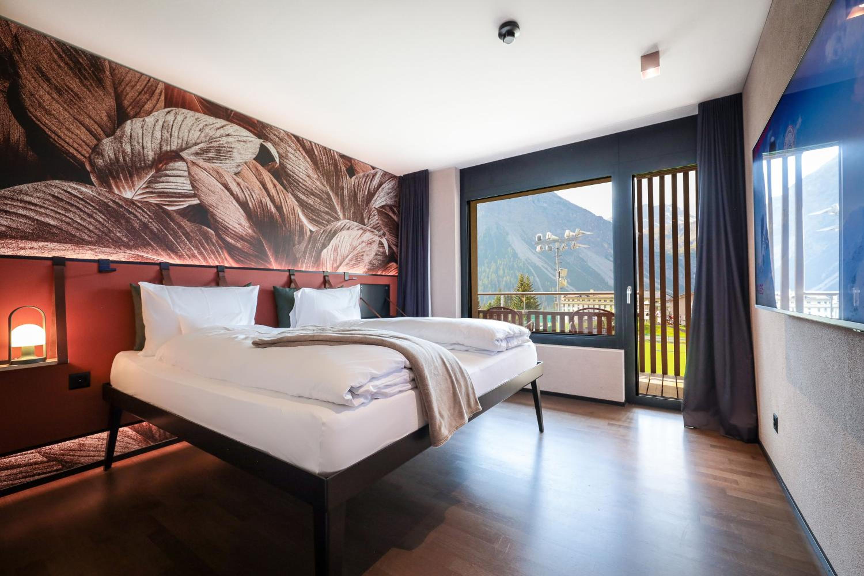 Lifestyle Mountain View Room with Balcony - Photo 2