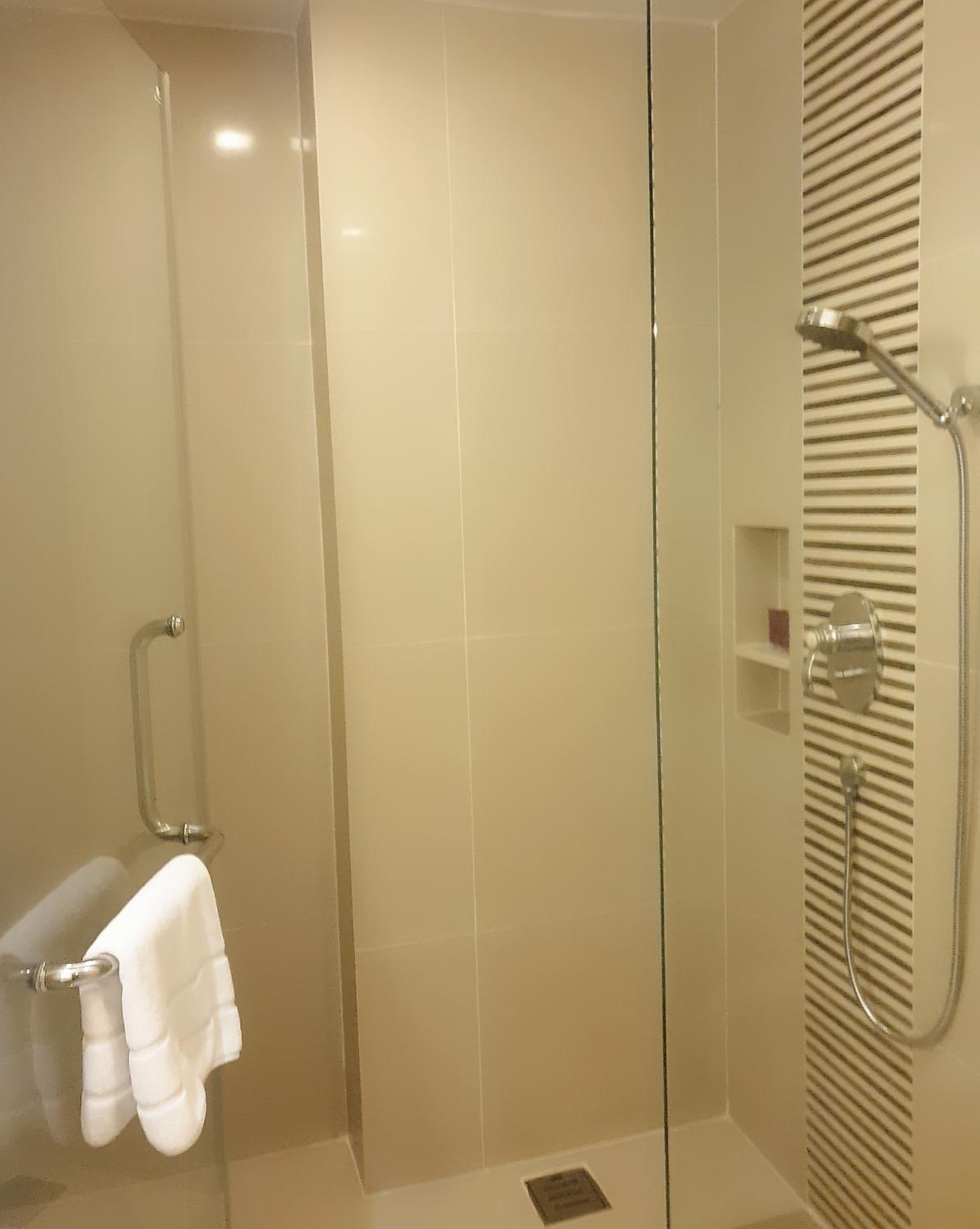 Deluxe King Room with City View photo 2