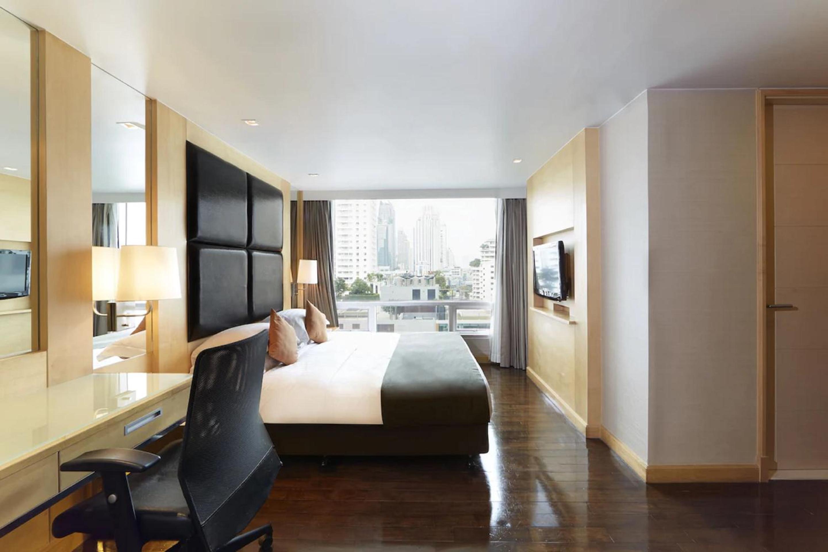 Deluxe One Bedroom Suite (City View) photo 3