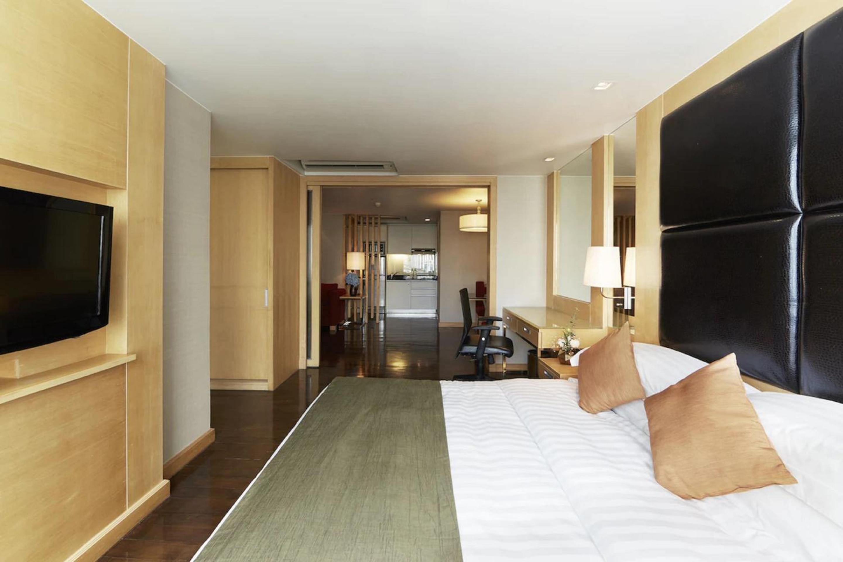 Deluxe One Bedroom Suite (City View) photo 3