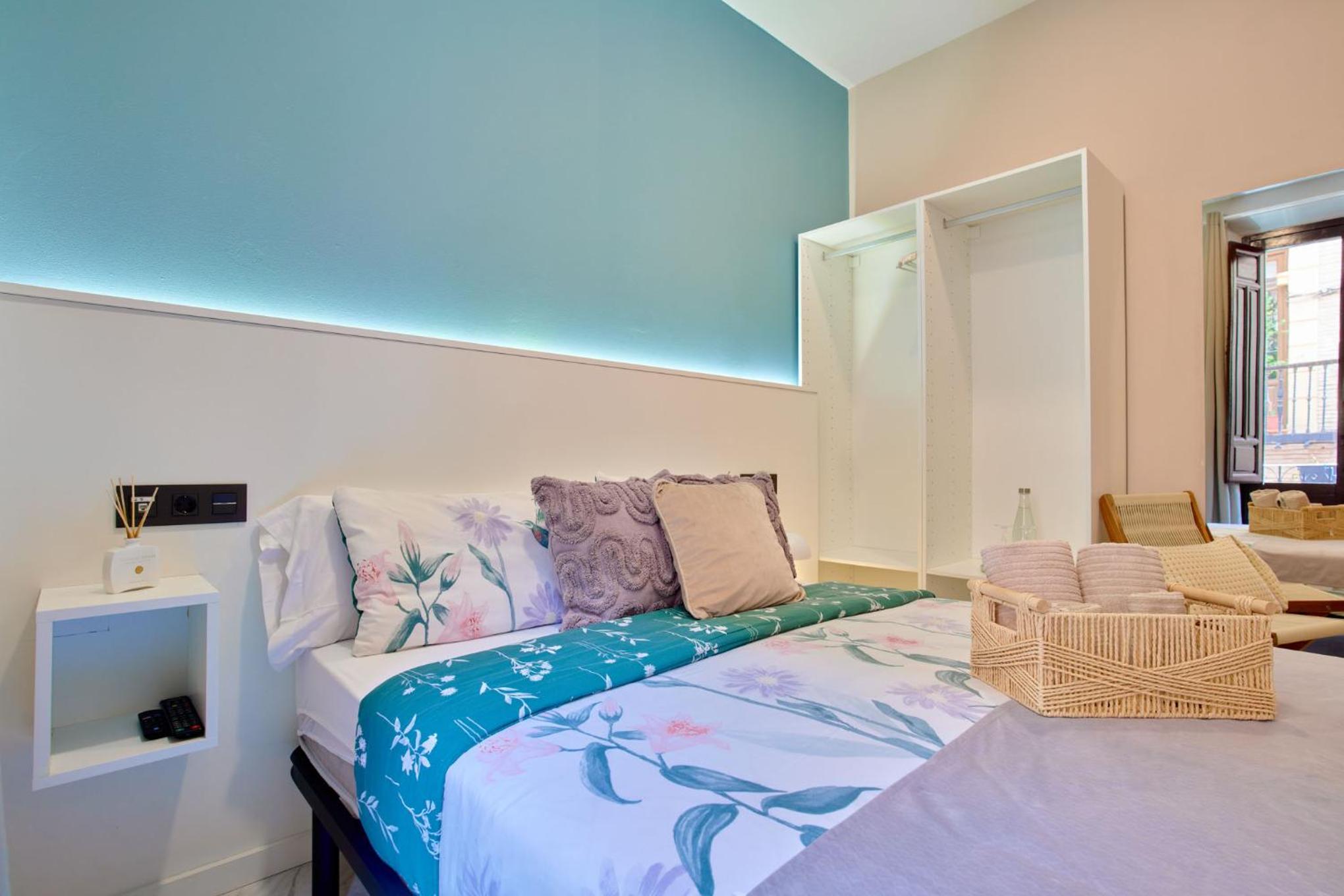 Double Room with Balcony - Photo 2