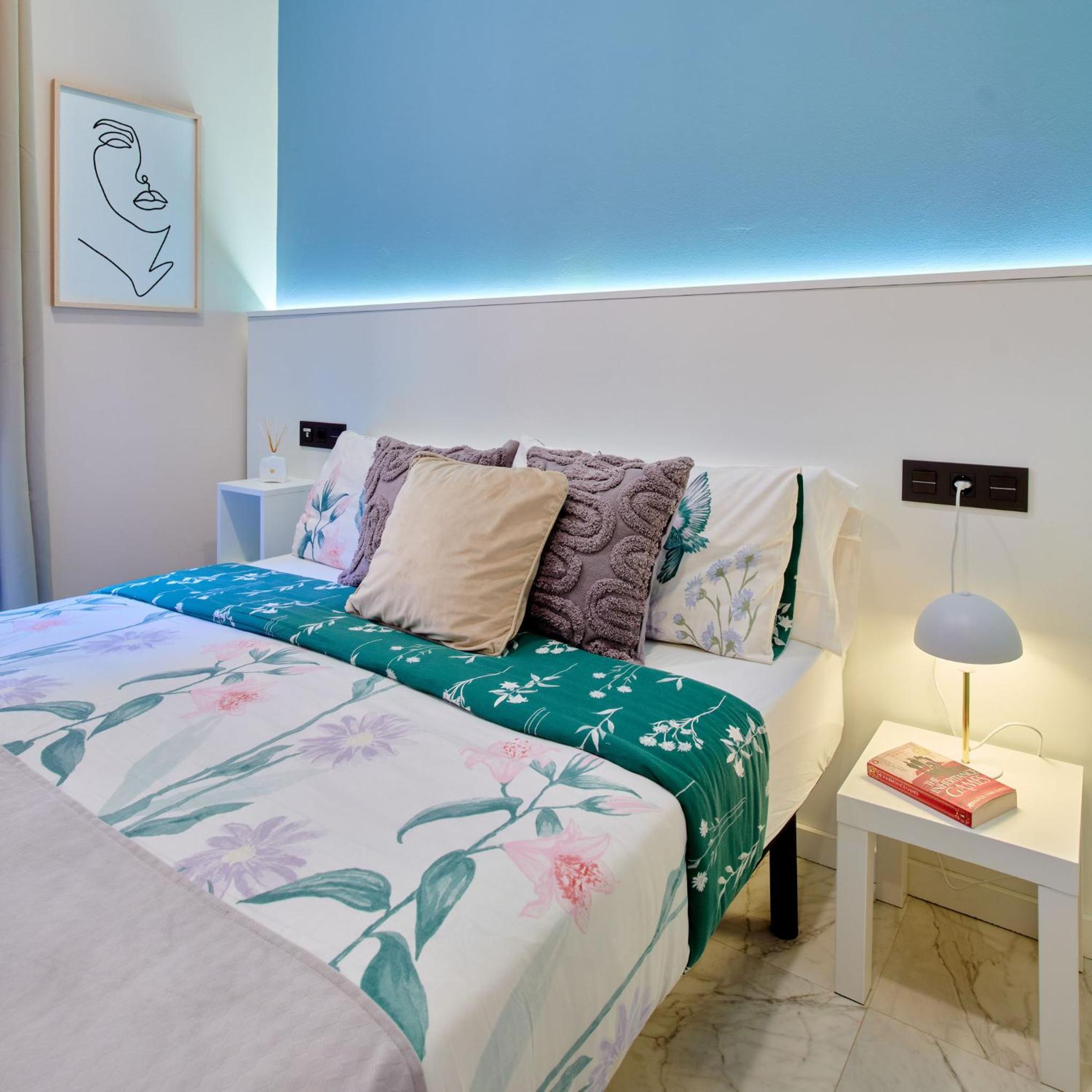 Double Room with Balcony - Photo 3