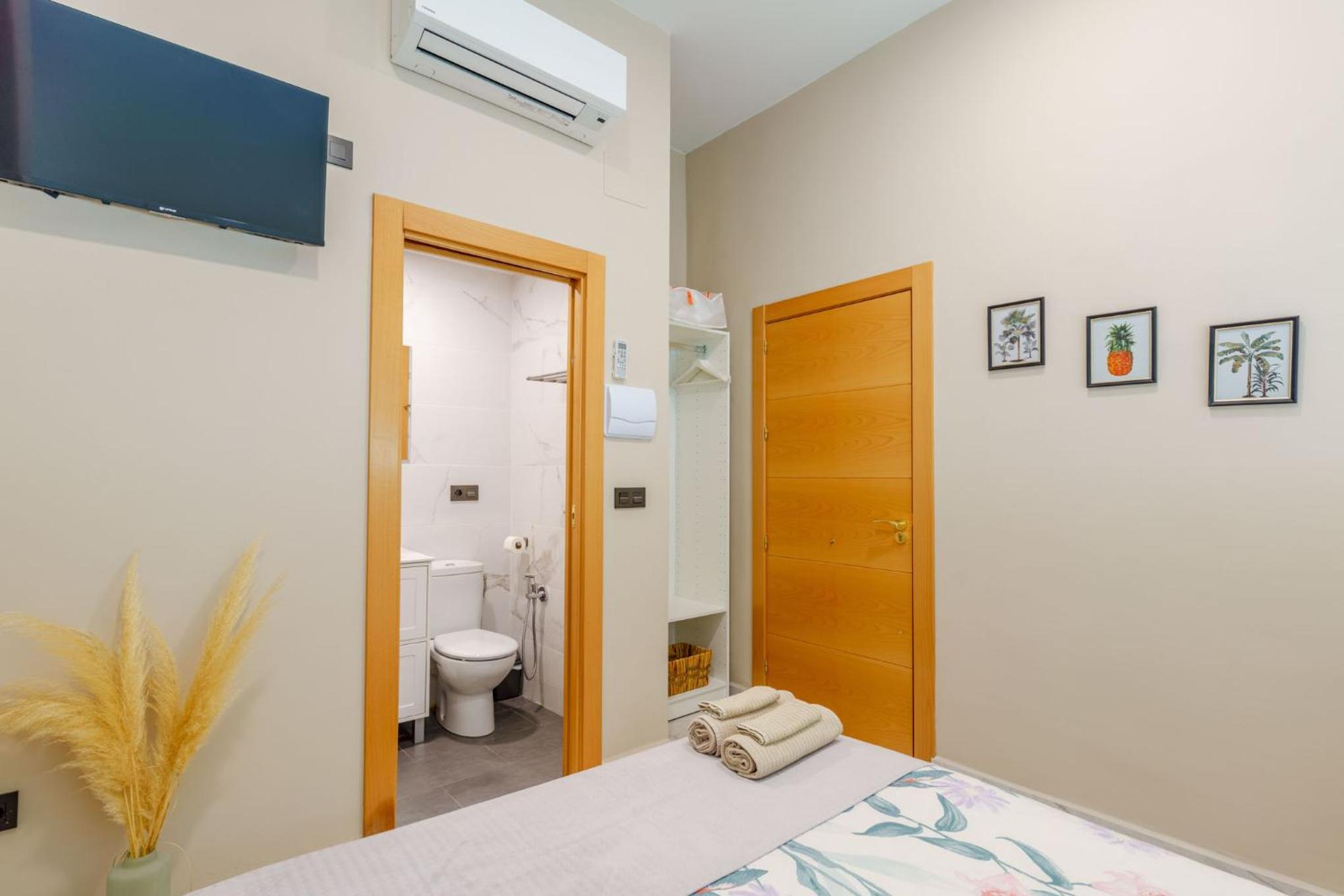 Double Room with Private Bathroom - Photo 6