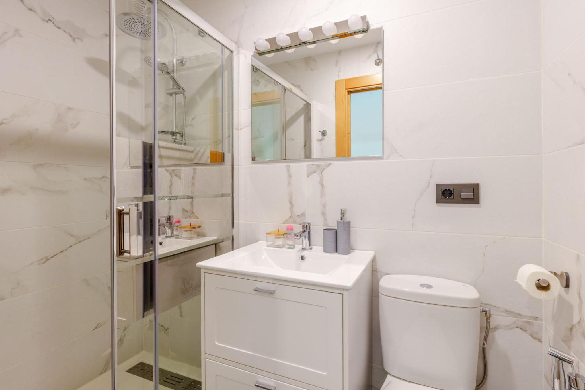 Double Room with Private Bathroom - Photo 2