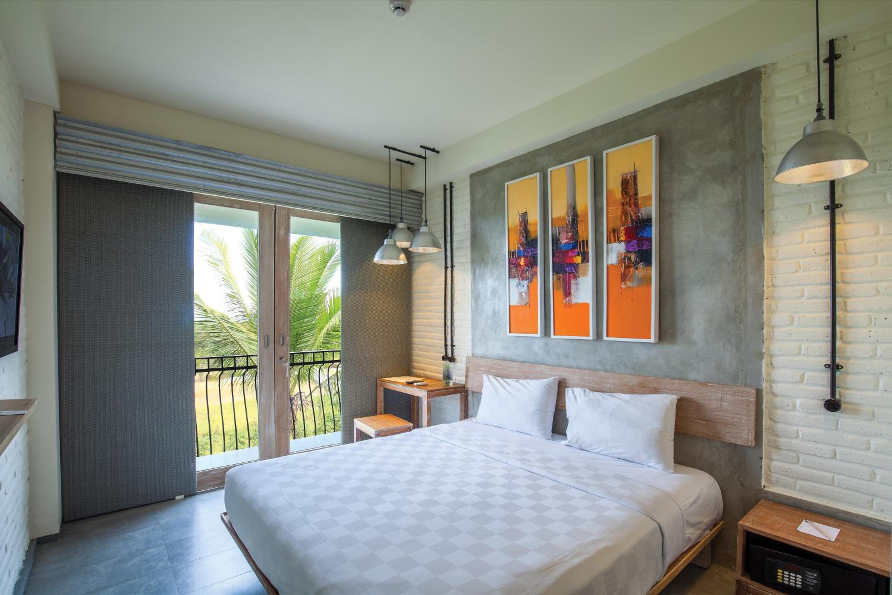 Deluxe Room Balcony with Pool View photo 3