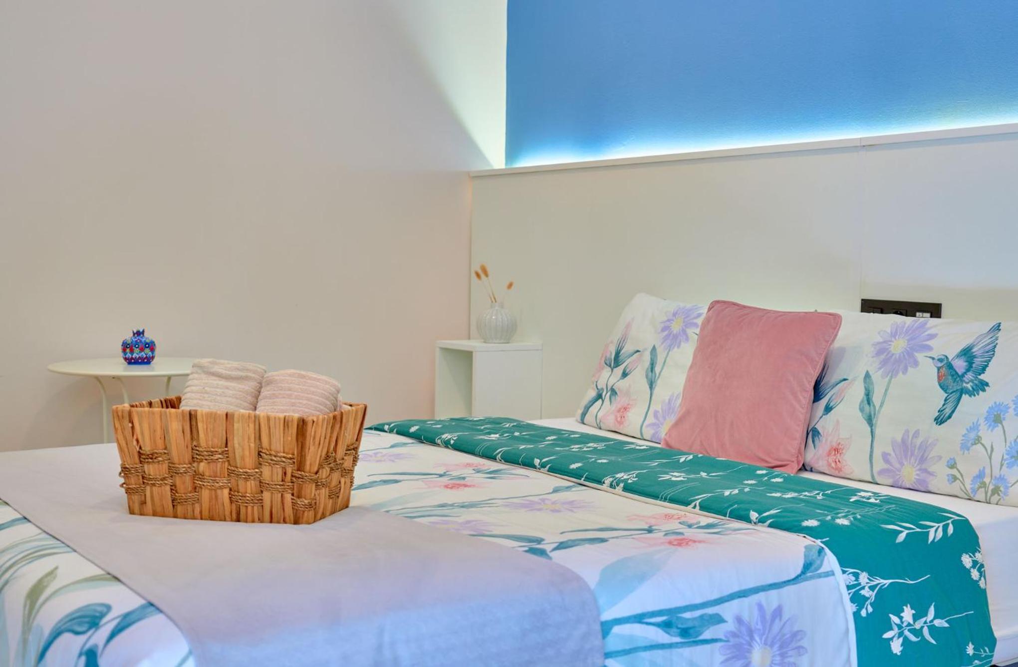 Deluxe Double Room with Balcony - Photo 3