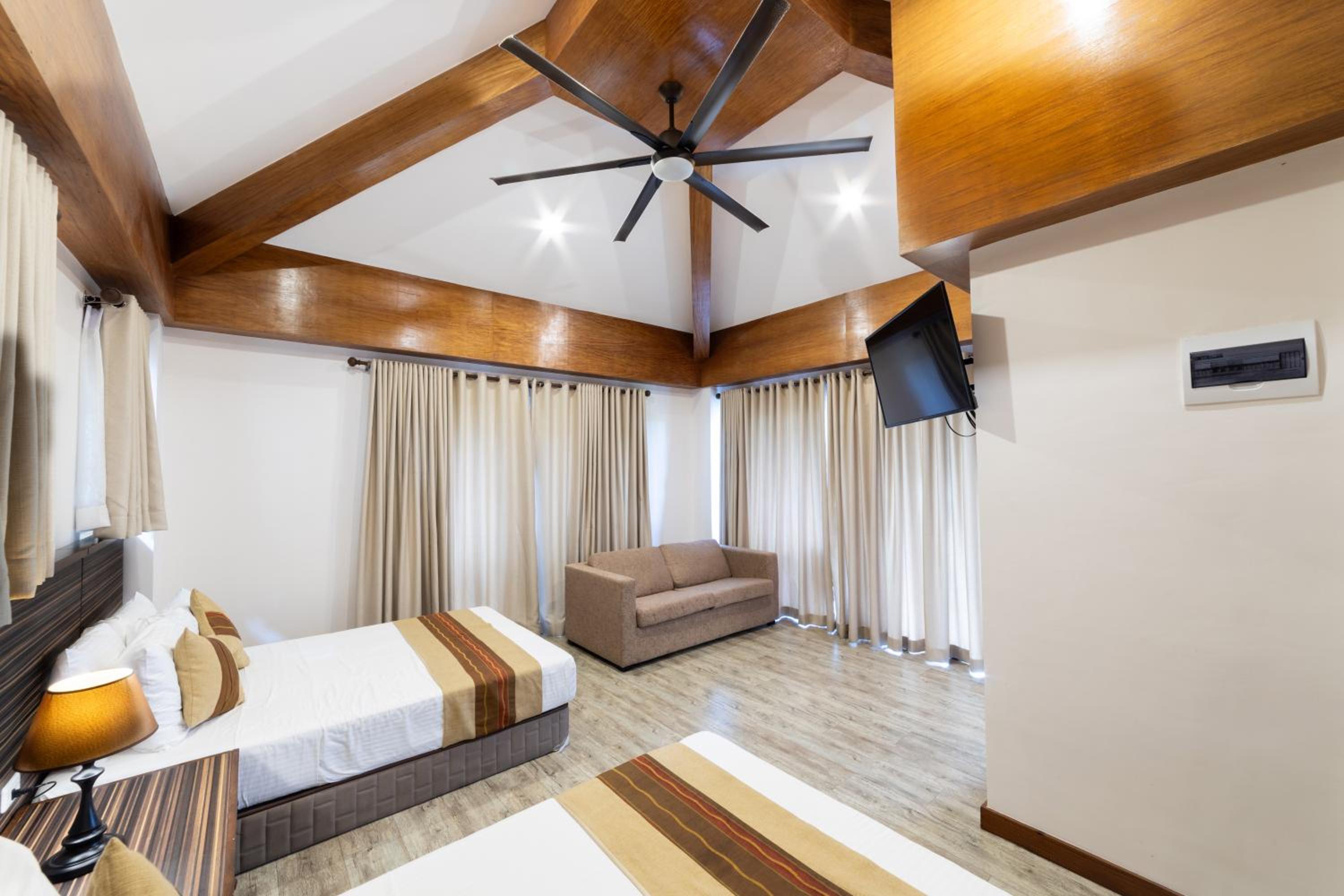 Deluxe Room - Photo 7