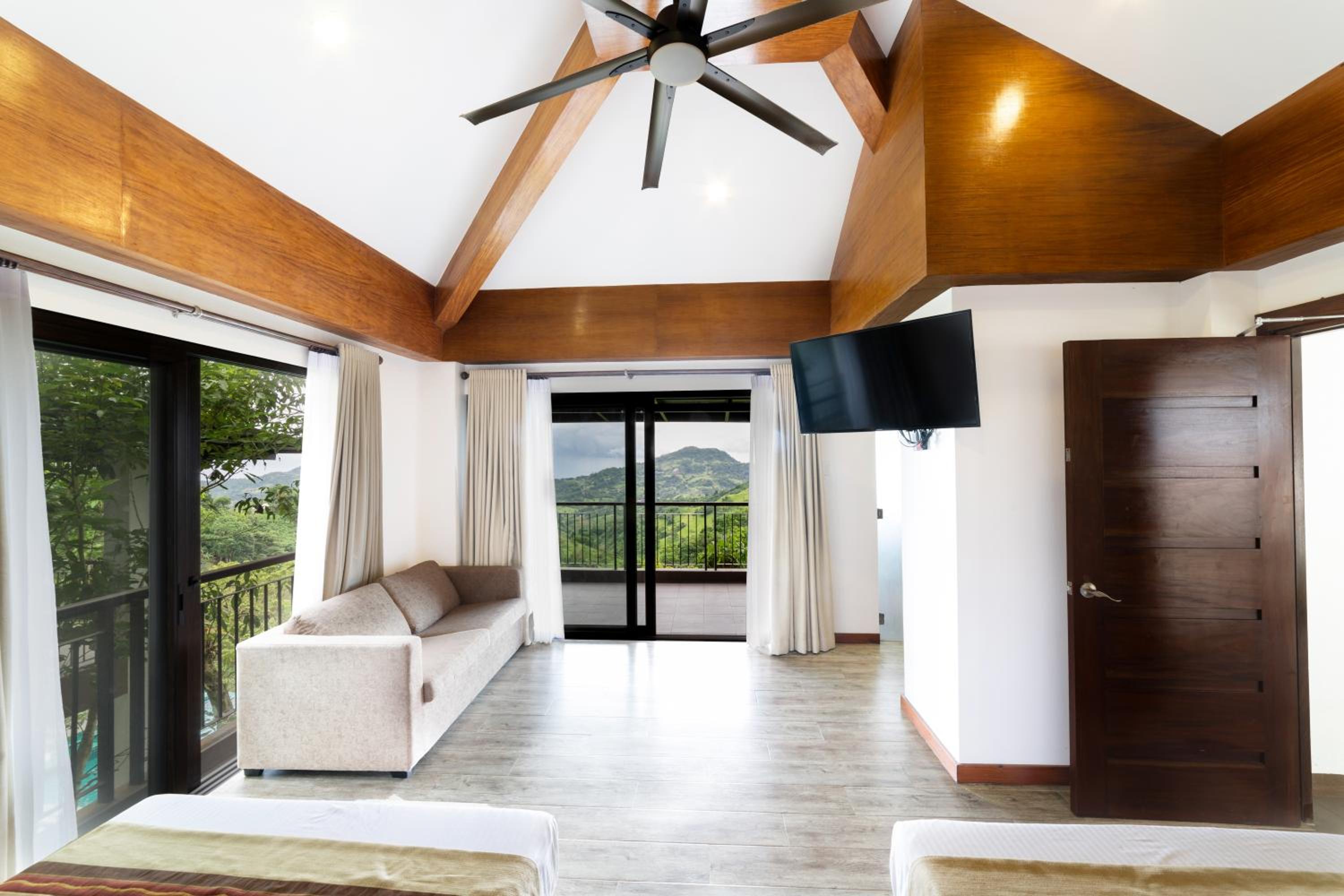 Deluxe Room - Photo 8