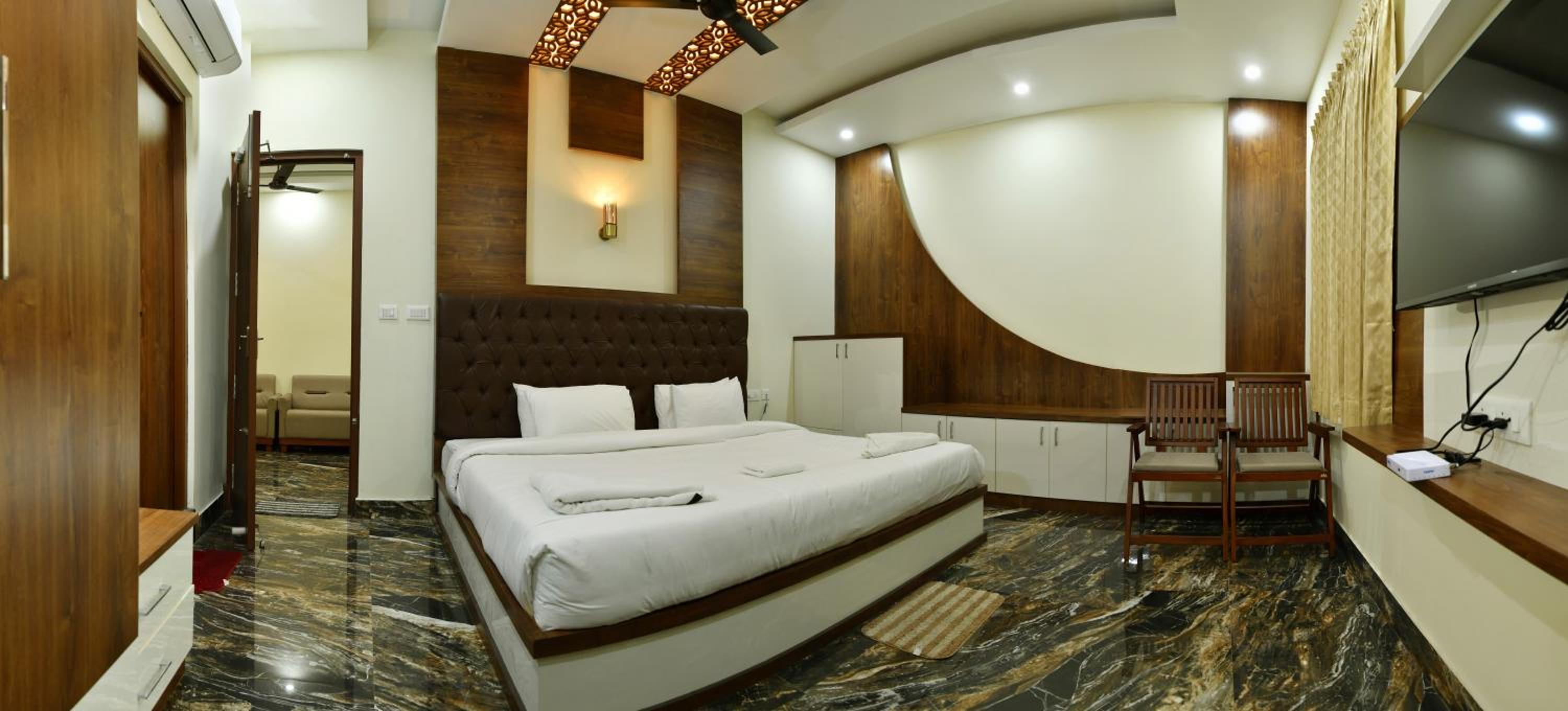 Deluxe King Suite