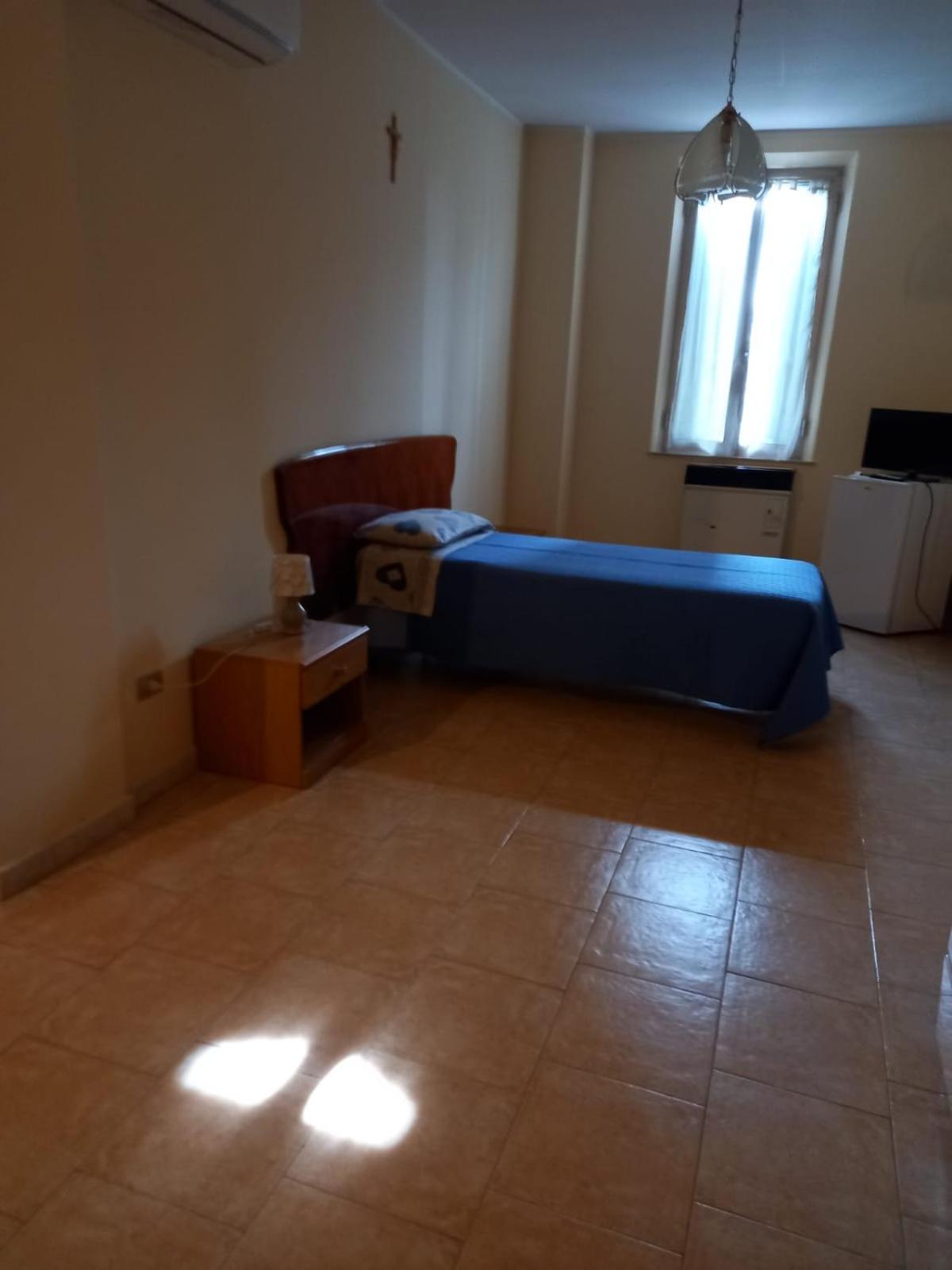 Twin Room with Private Bathroom - Photo 3