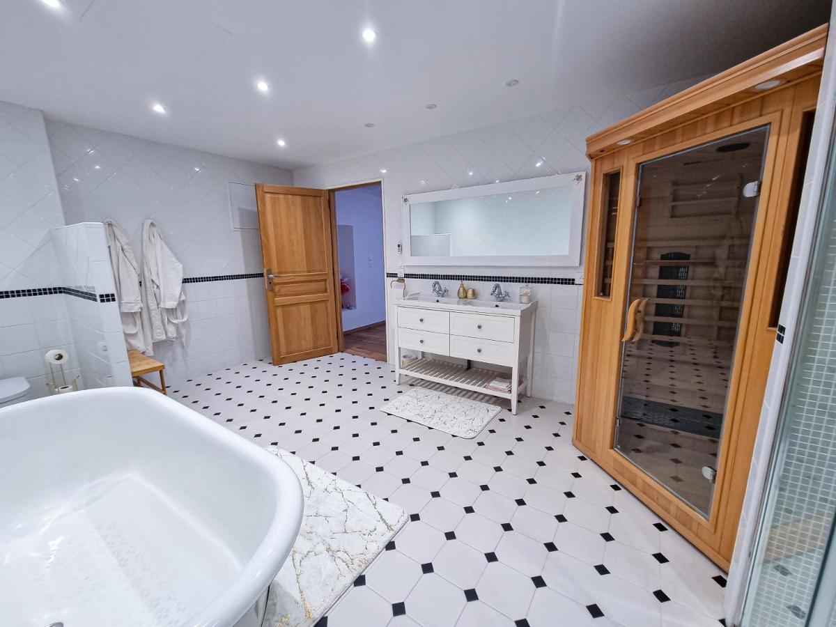 Deluxe Double Room with Shower - Photo 9