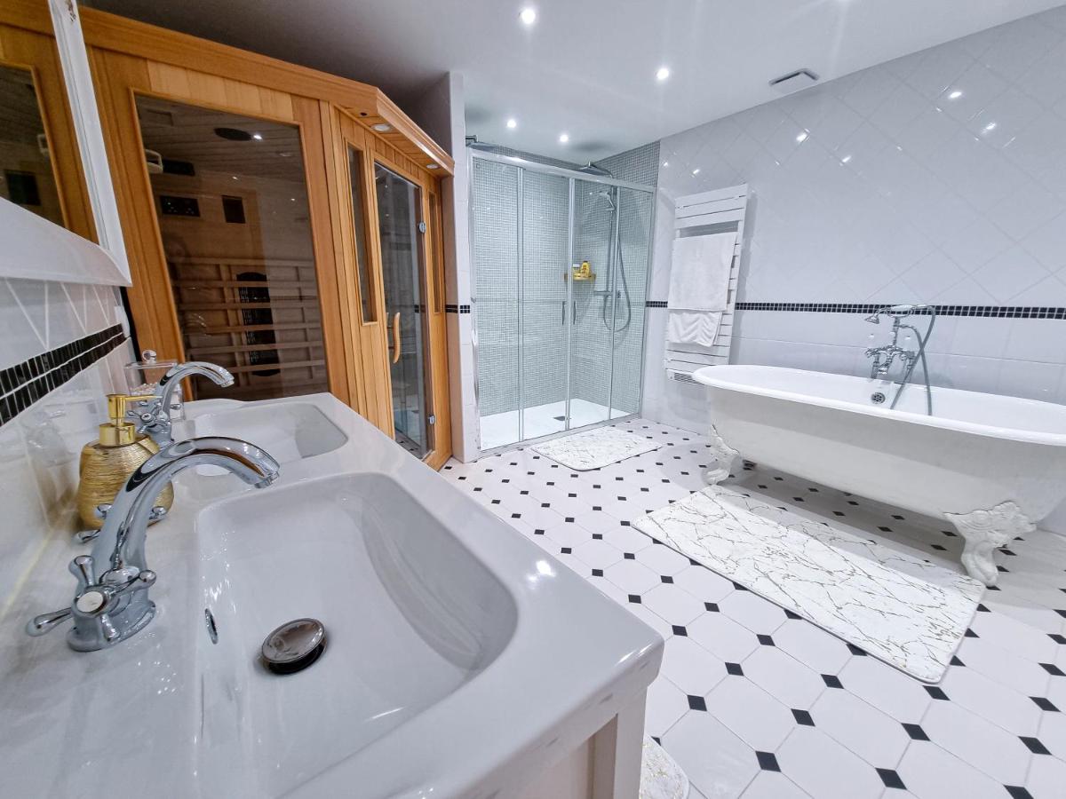 Deluxe Double Room with Shower - Photo 10