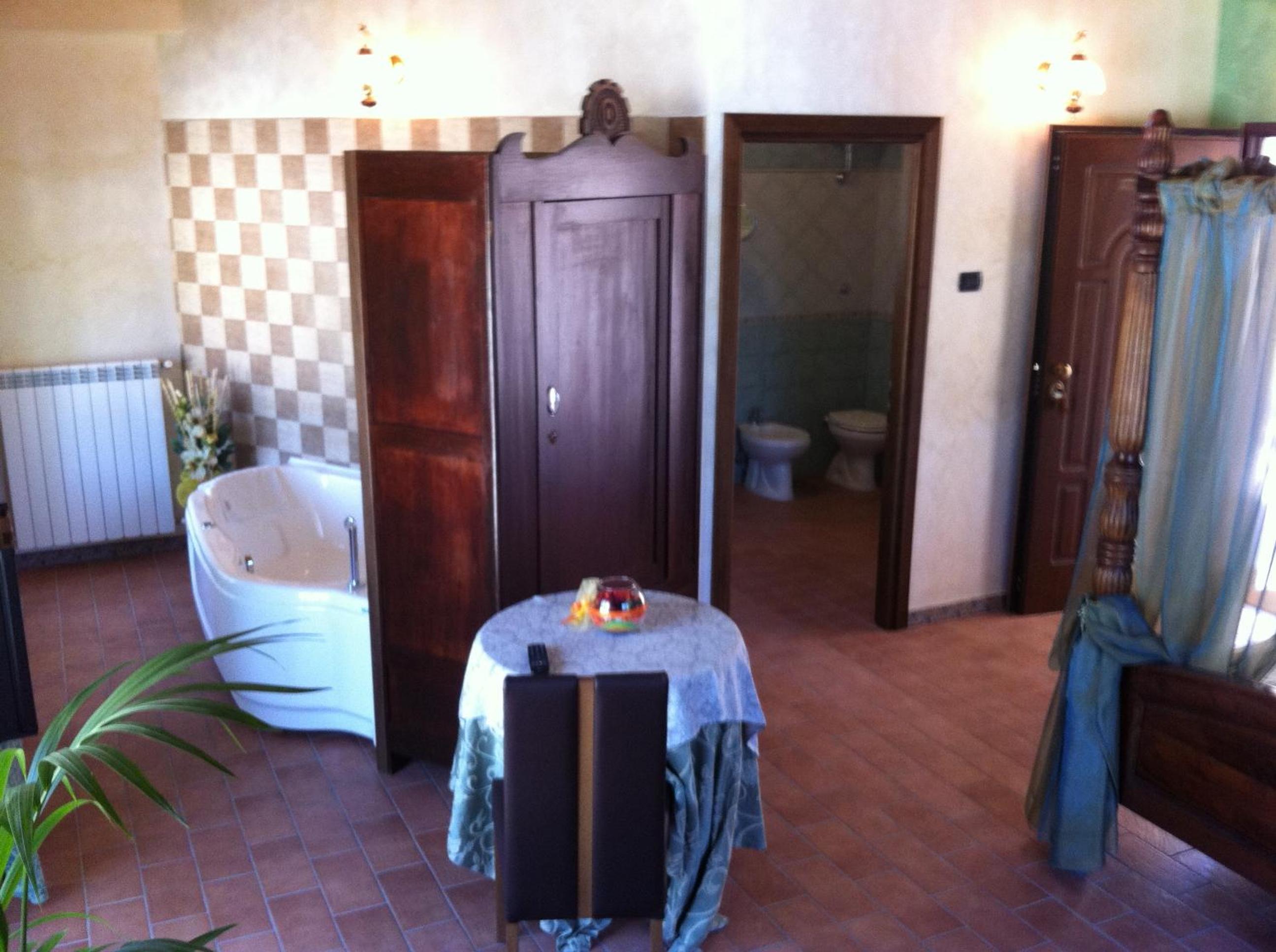 Suite with Spa Bath - Photo 8