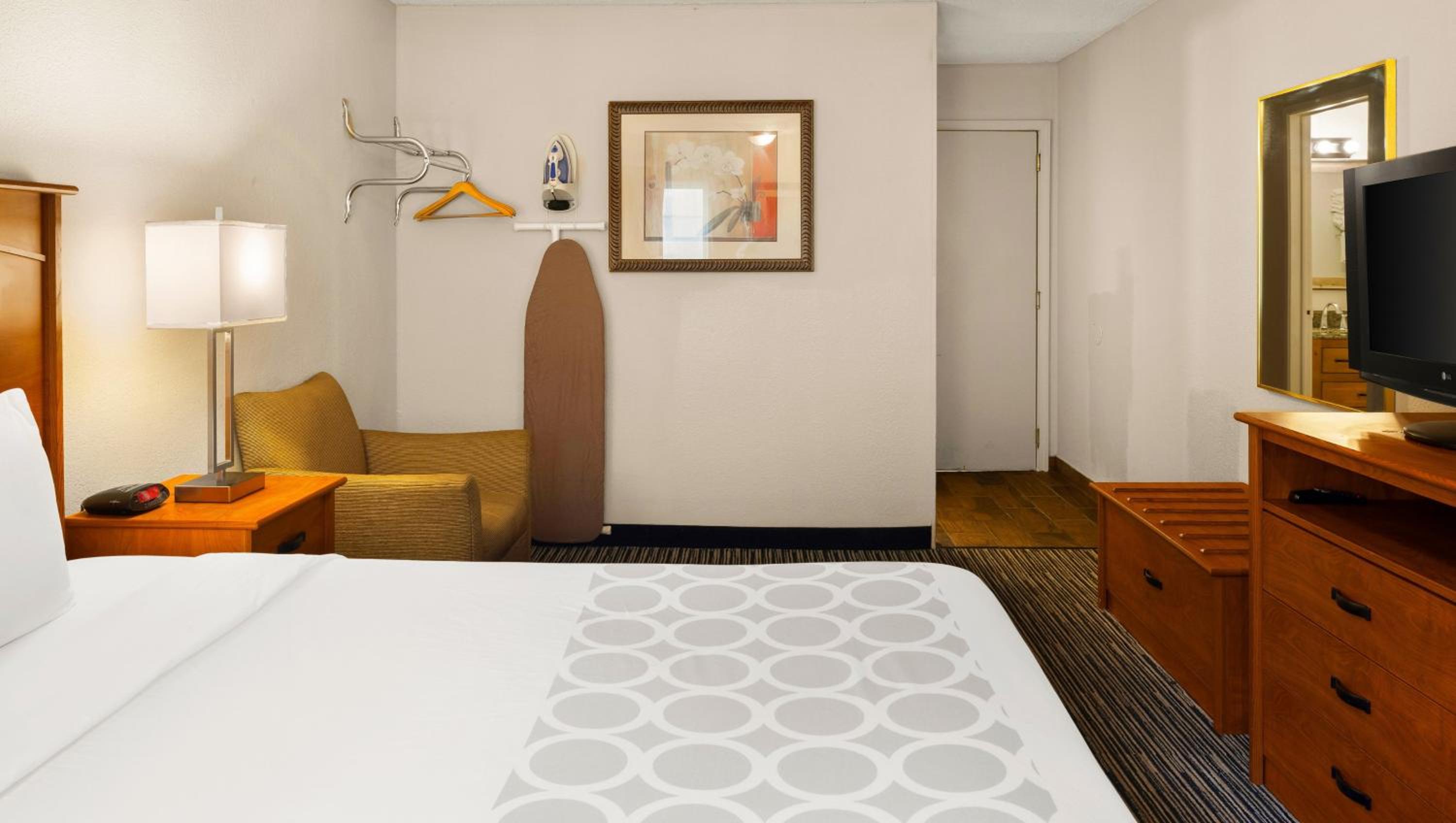 King Room - Non-Smoking - Photo 3