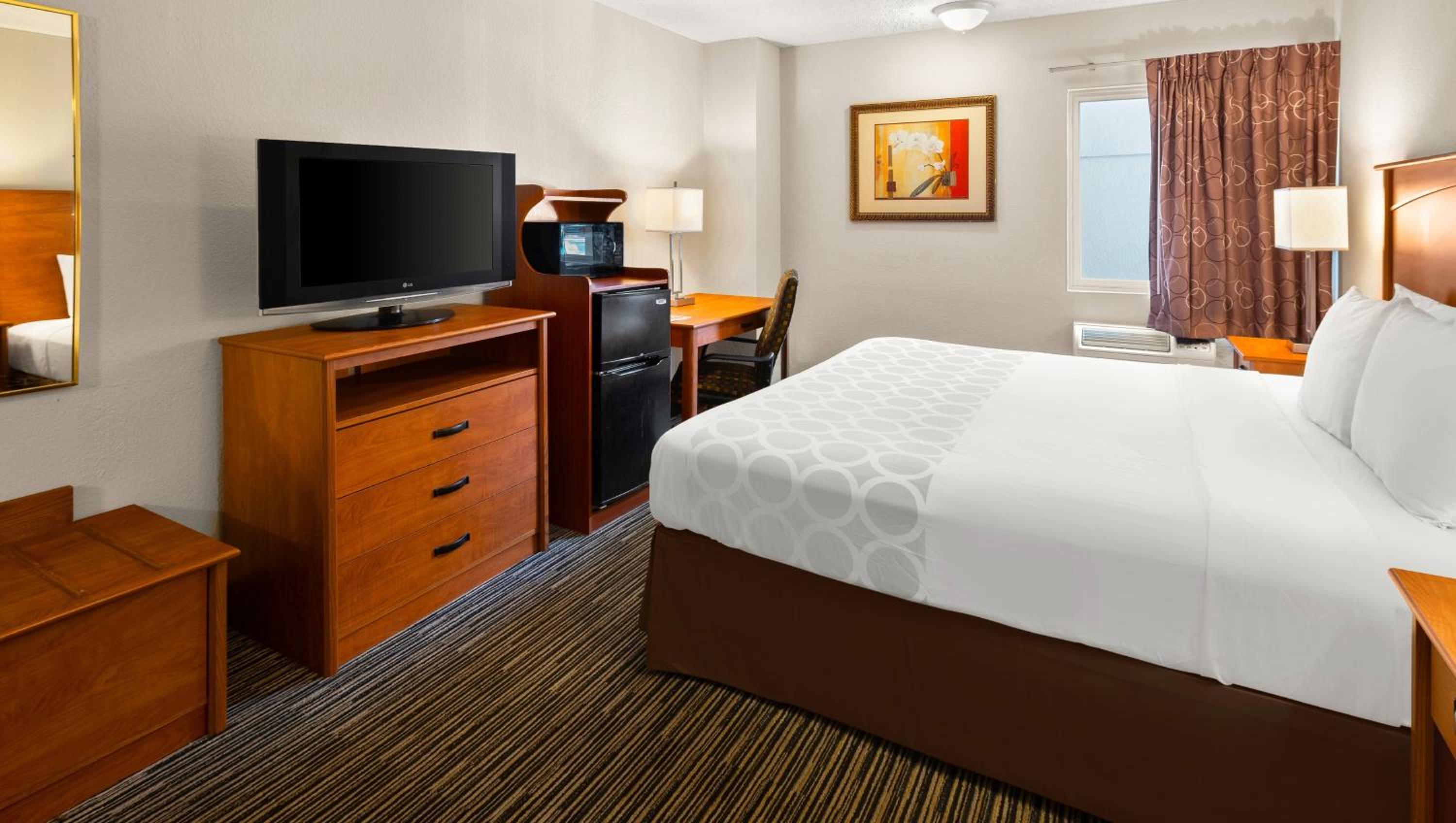 King Room - Non-Smoking - Photo 9