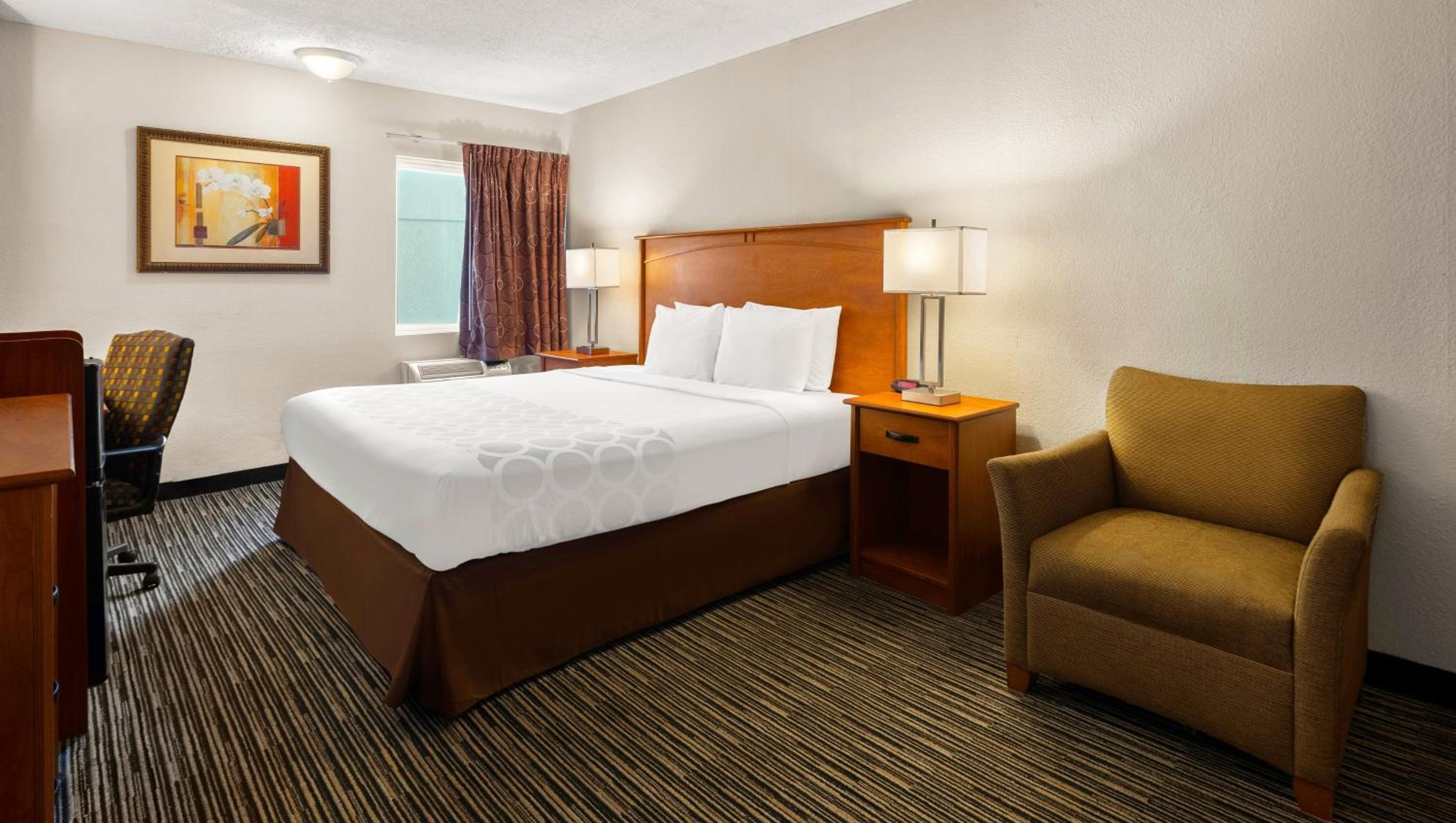 King Room - Non-Smoking - Photo 10