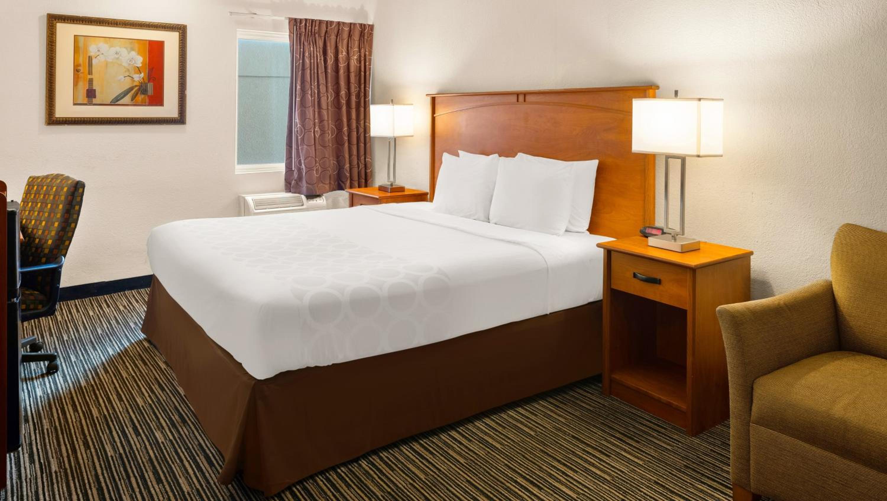 King Room - Non-Smoking - Photo 15