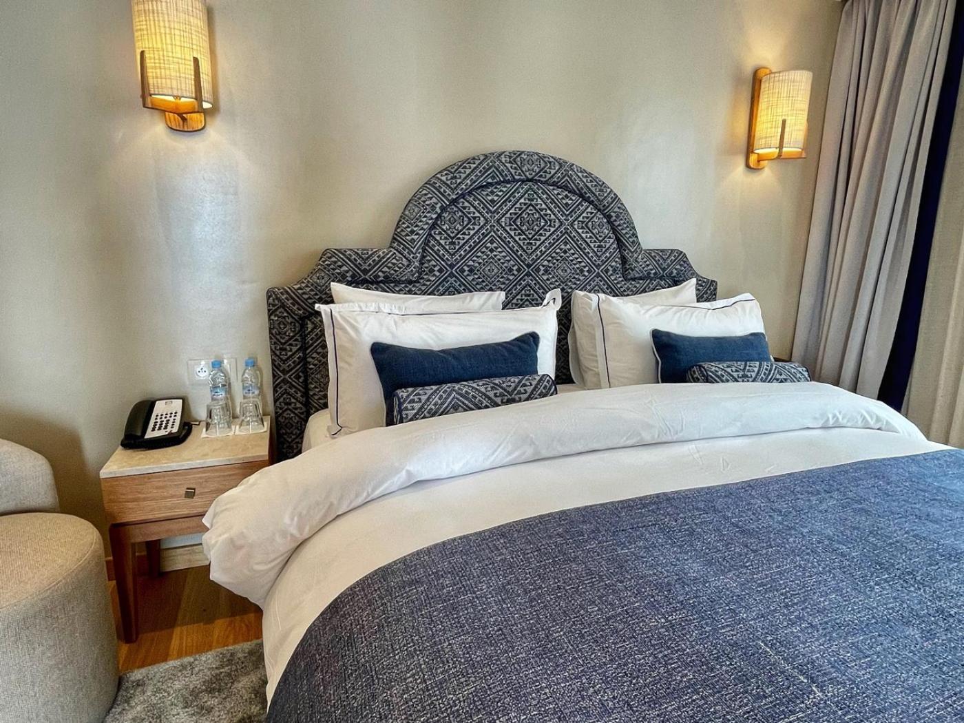 Deluxe Suite with Sea View - Photo 4