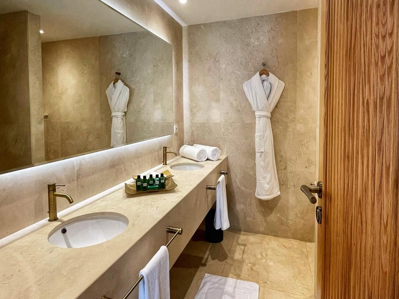 Deluxe Suite with Sea View - Photo 2