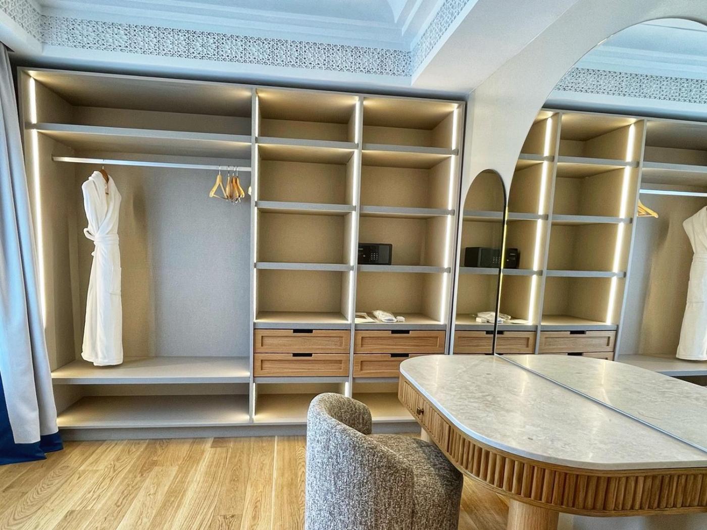 Deluxe Suite with Sea View - Photo 1