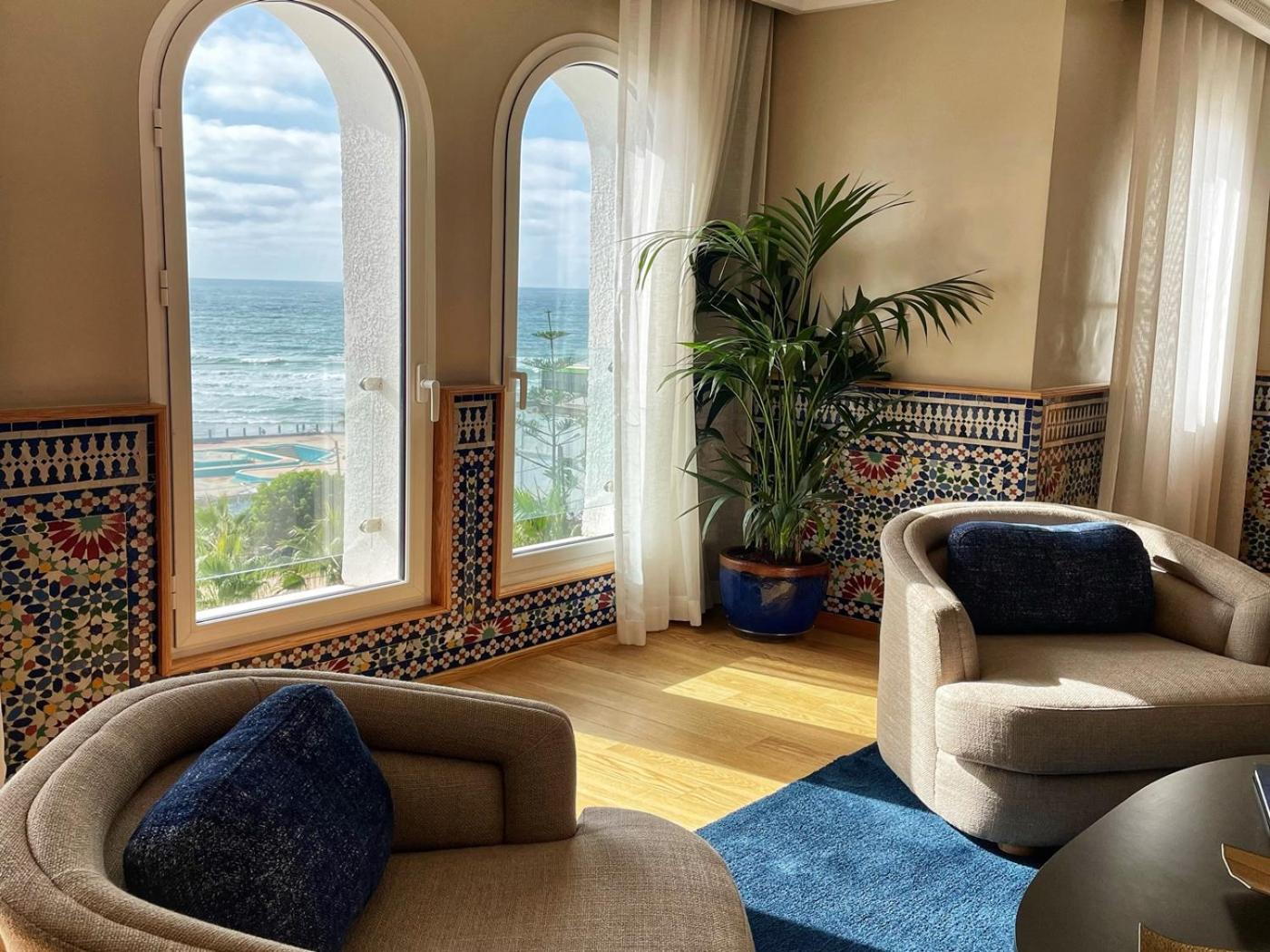 Deluxe Suite with Sea View - Photo 3