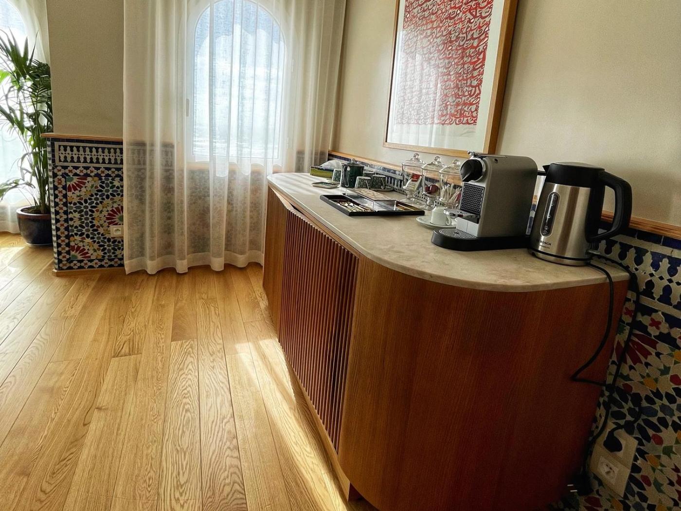 Deluxe Suite with Sea View - Photo 6
