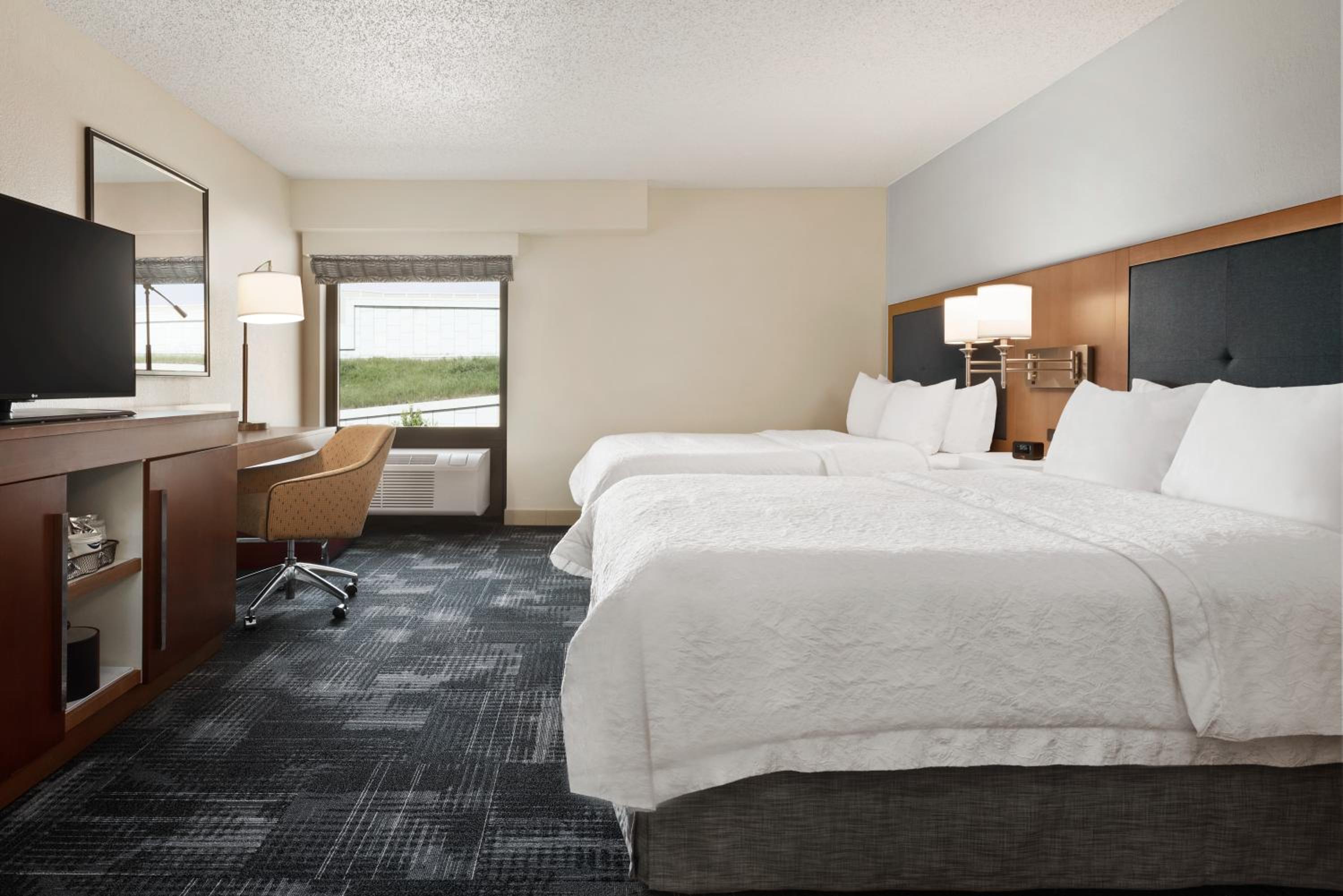 Room with Two Queen Beds - Non-Smoking - Photo 6