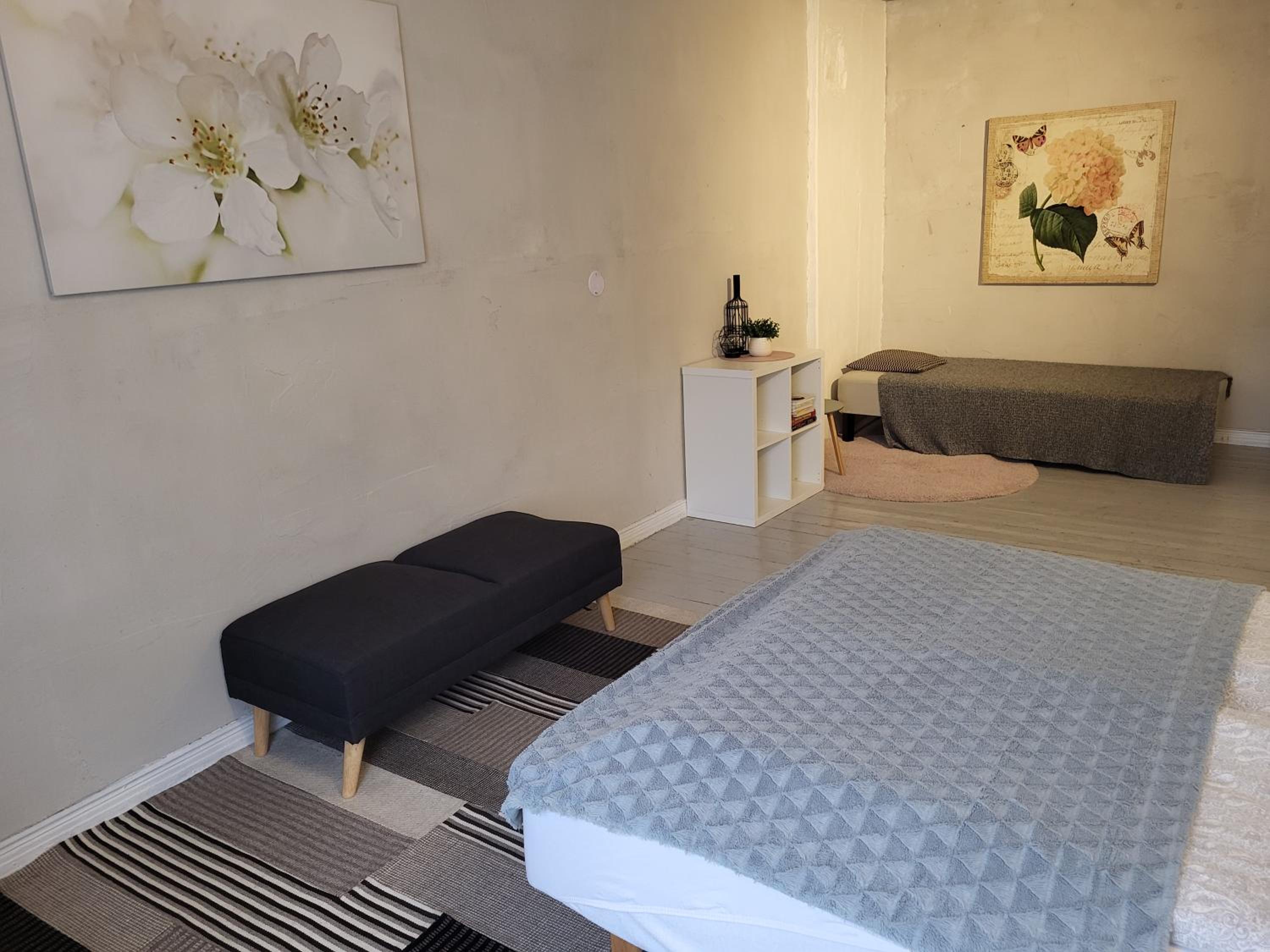 One-Bedroom Apartment - Photo 3