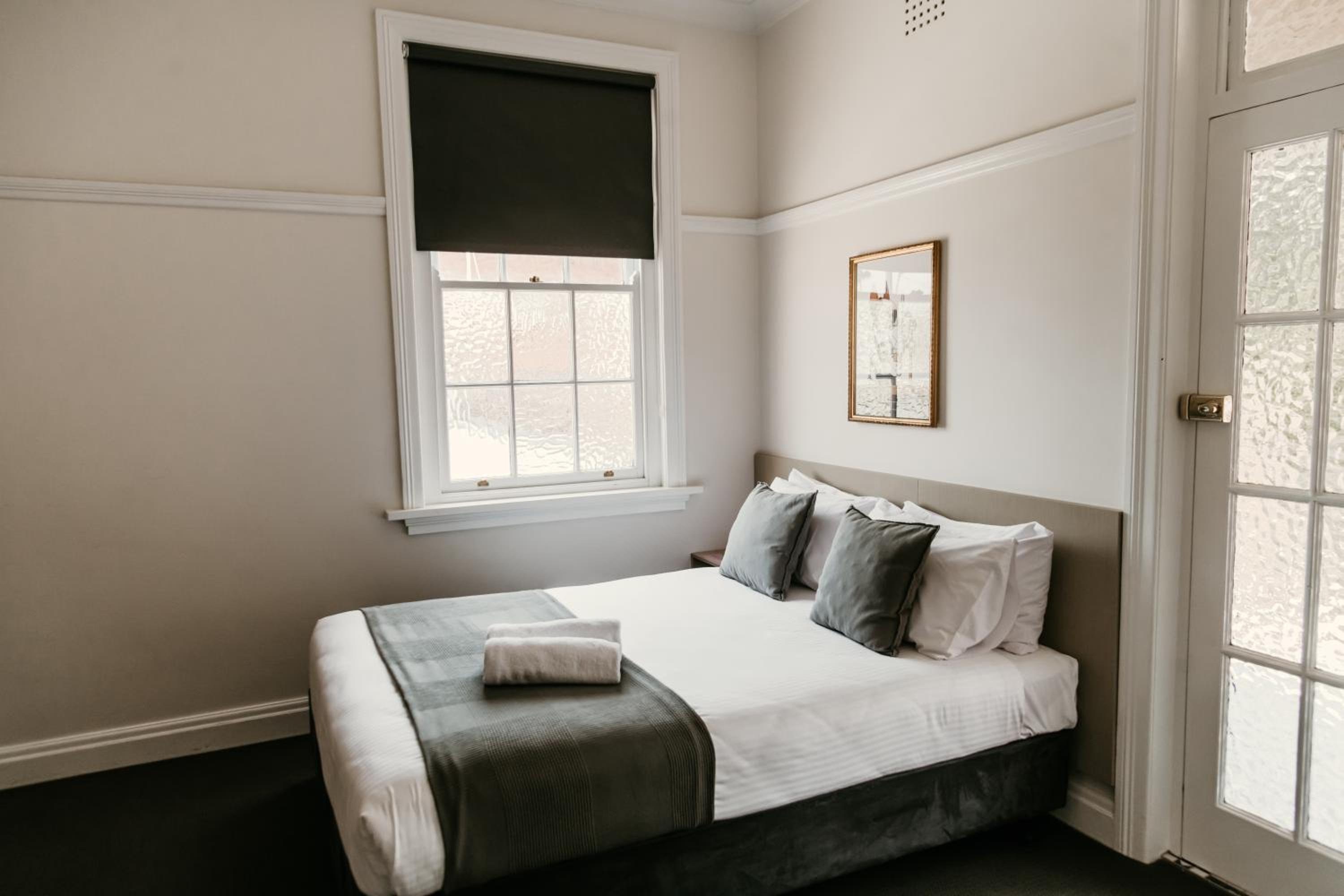 Queen Room with Balcony - Photo 7
