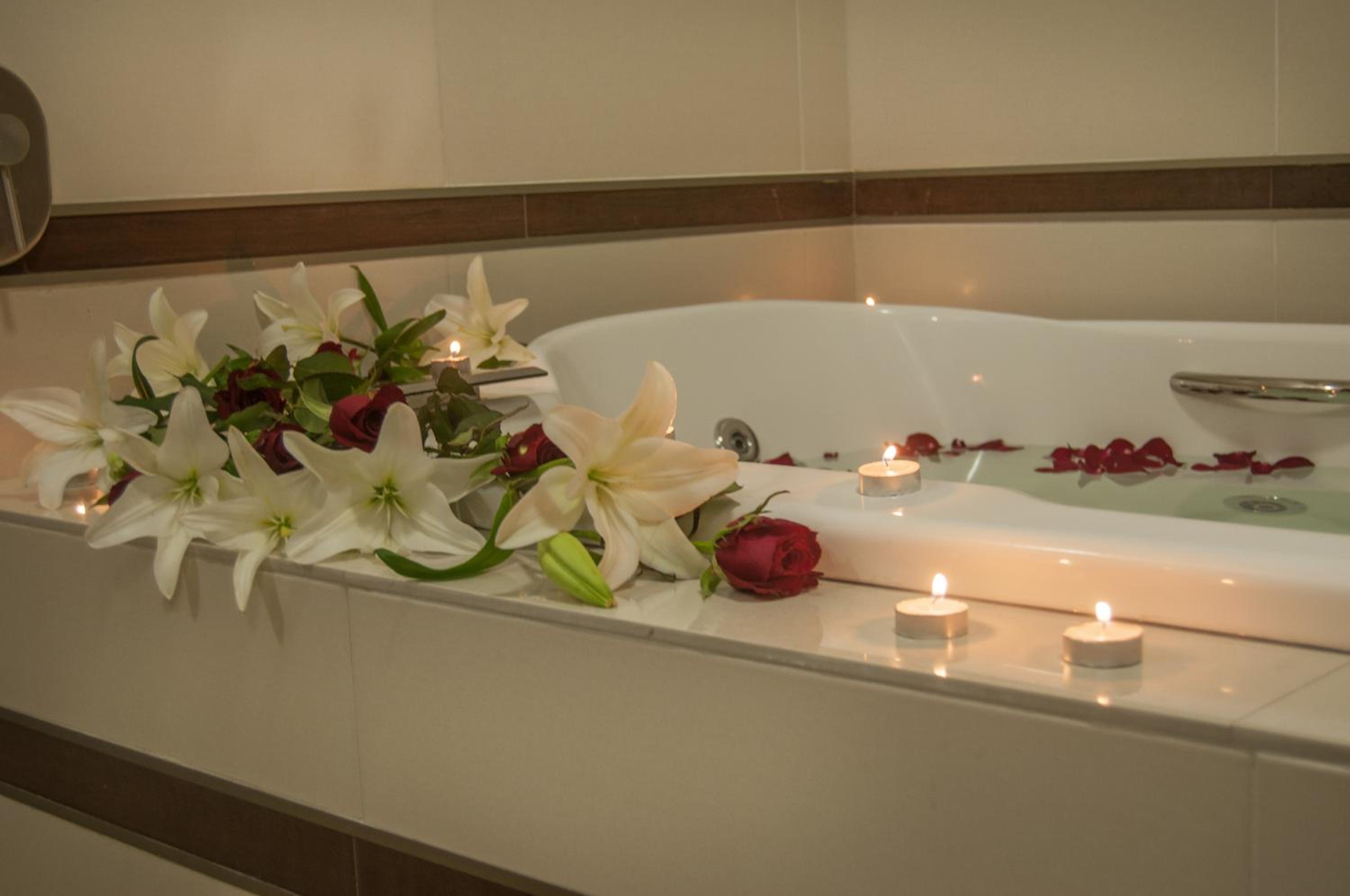 King Suite with Spa Bath - Photo 4