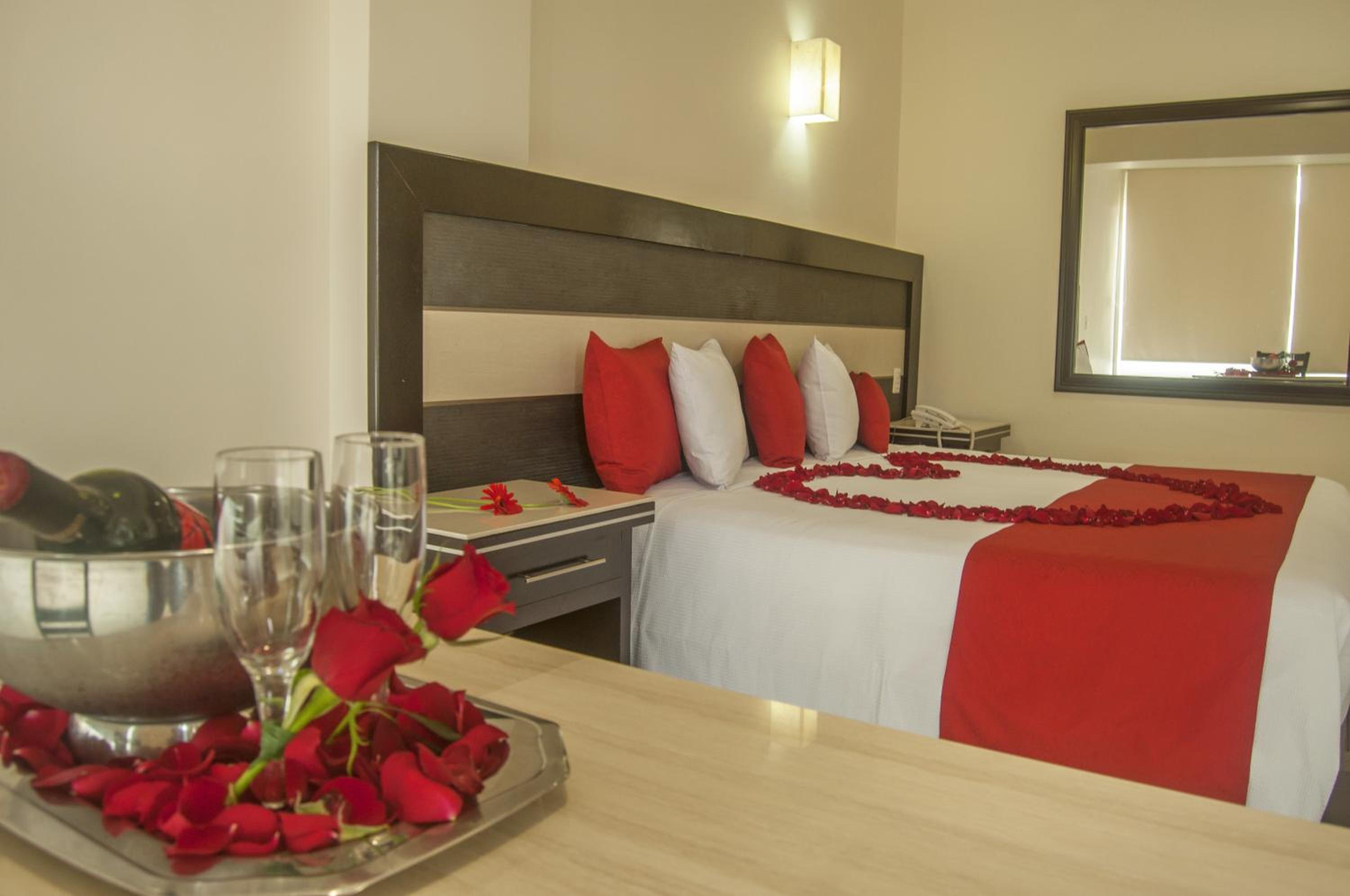 King Suite with Spa Bath - Photo 8