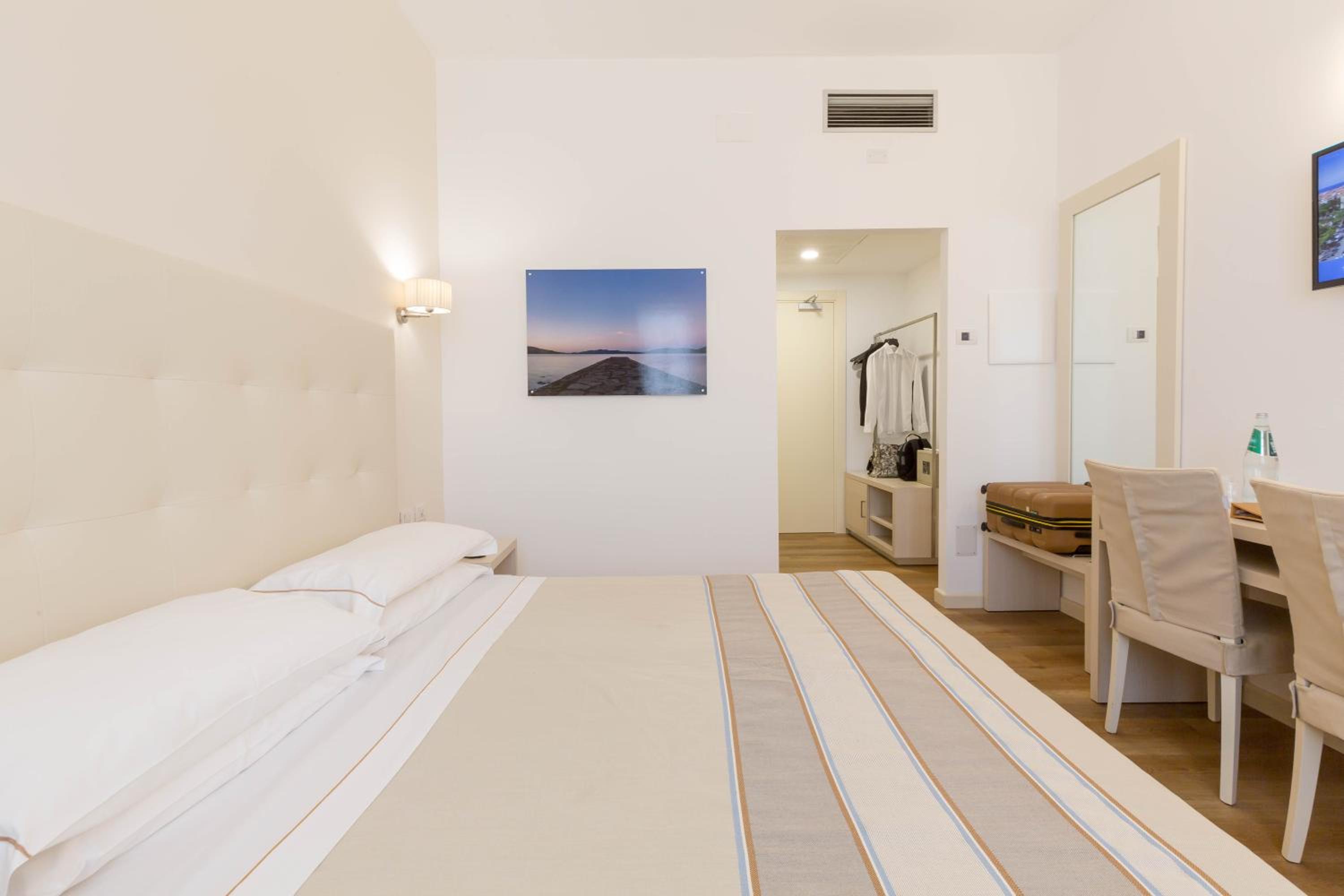 Double or Twin Room - Photo 8