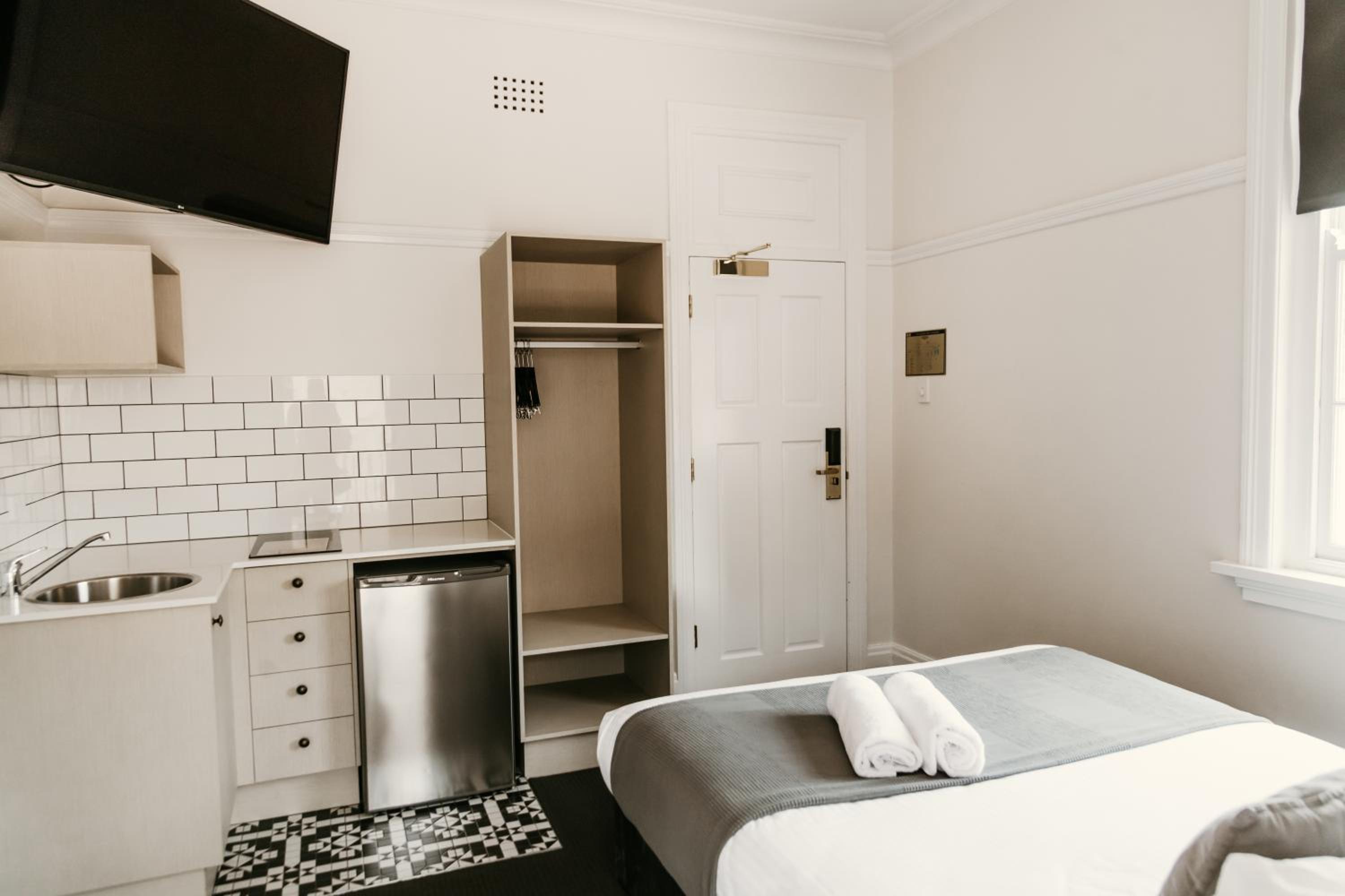 Deluxe Queen Room - Photo 6