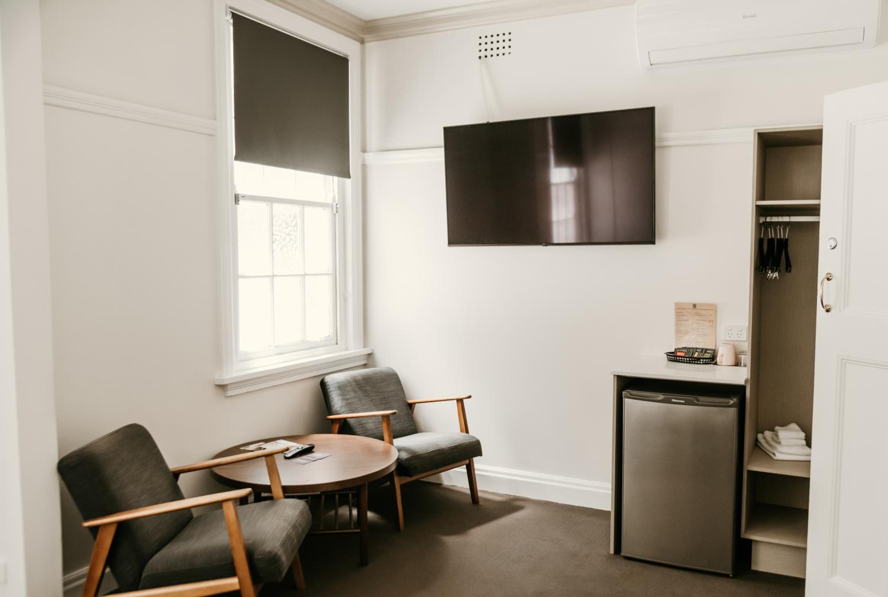 Queen Room - Disability Access - Photo 6